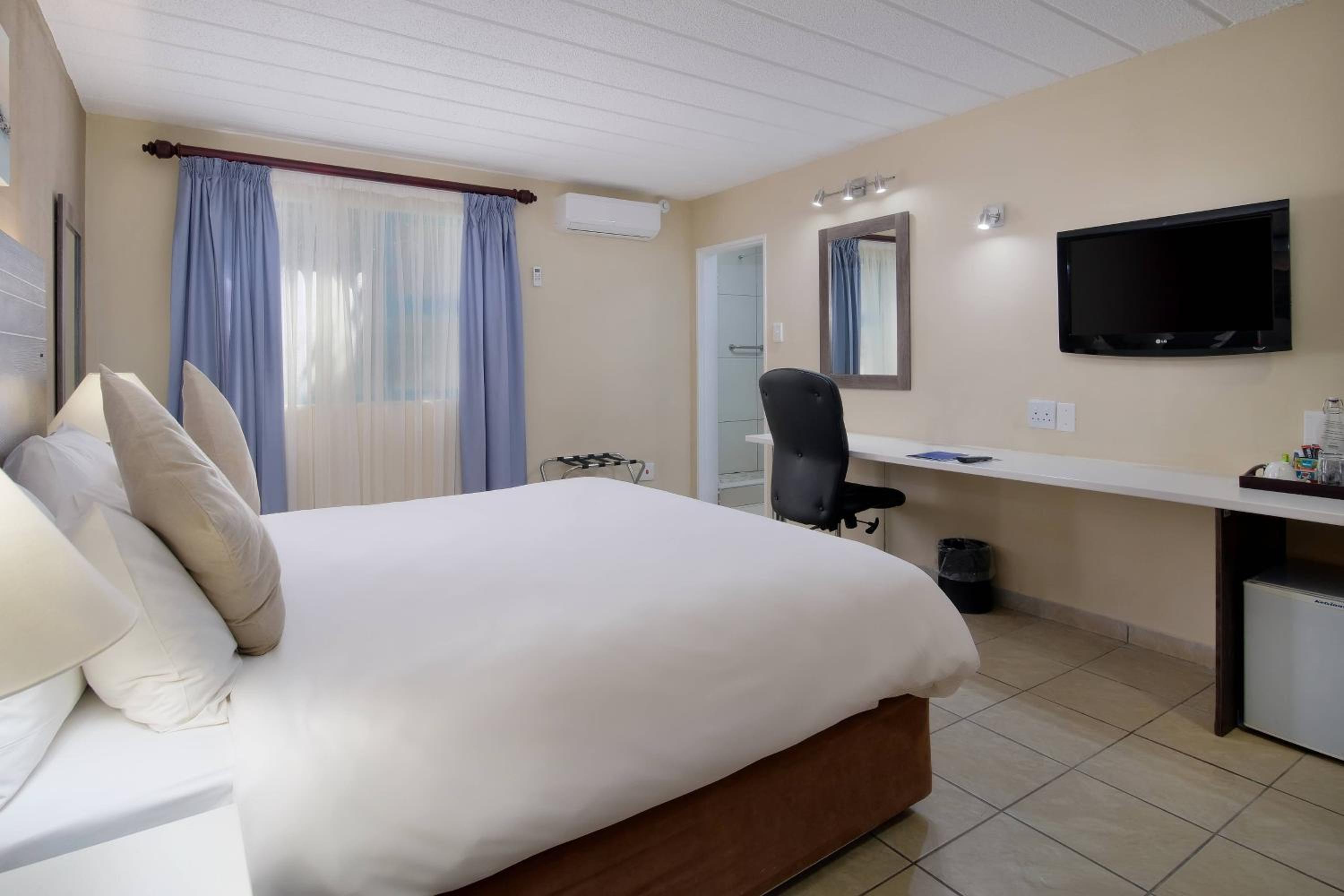 Accessible, Guest room, 1 King, Garden view photo 1