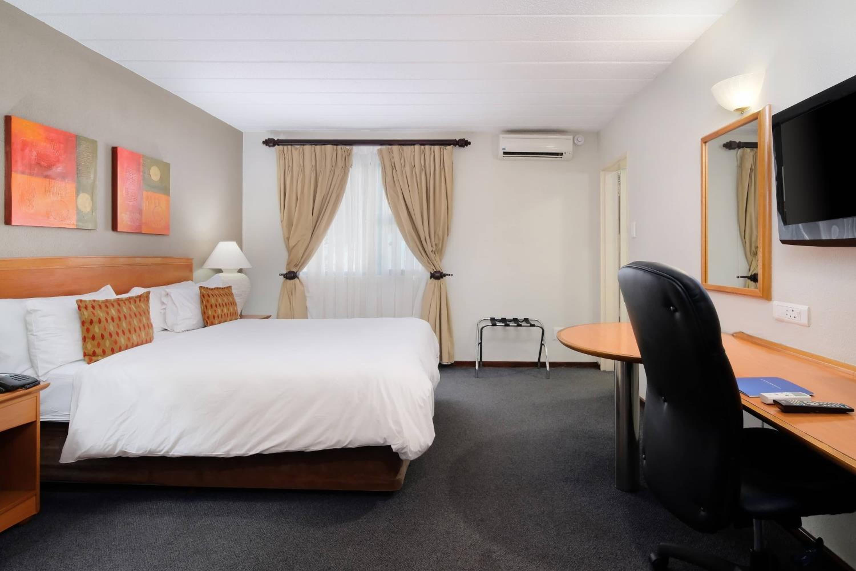 Deluxe King Room photo 2