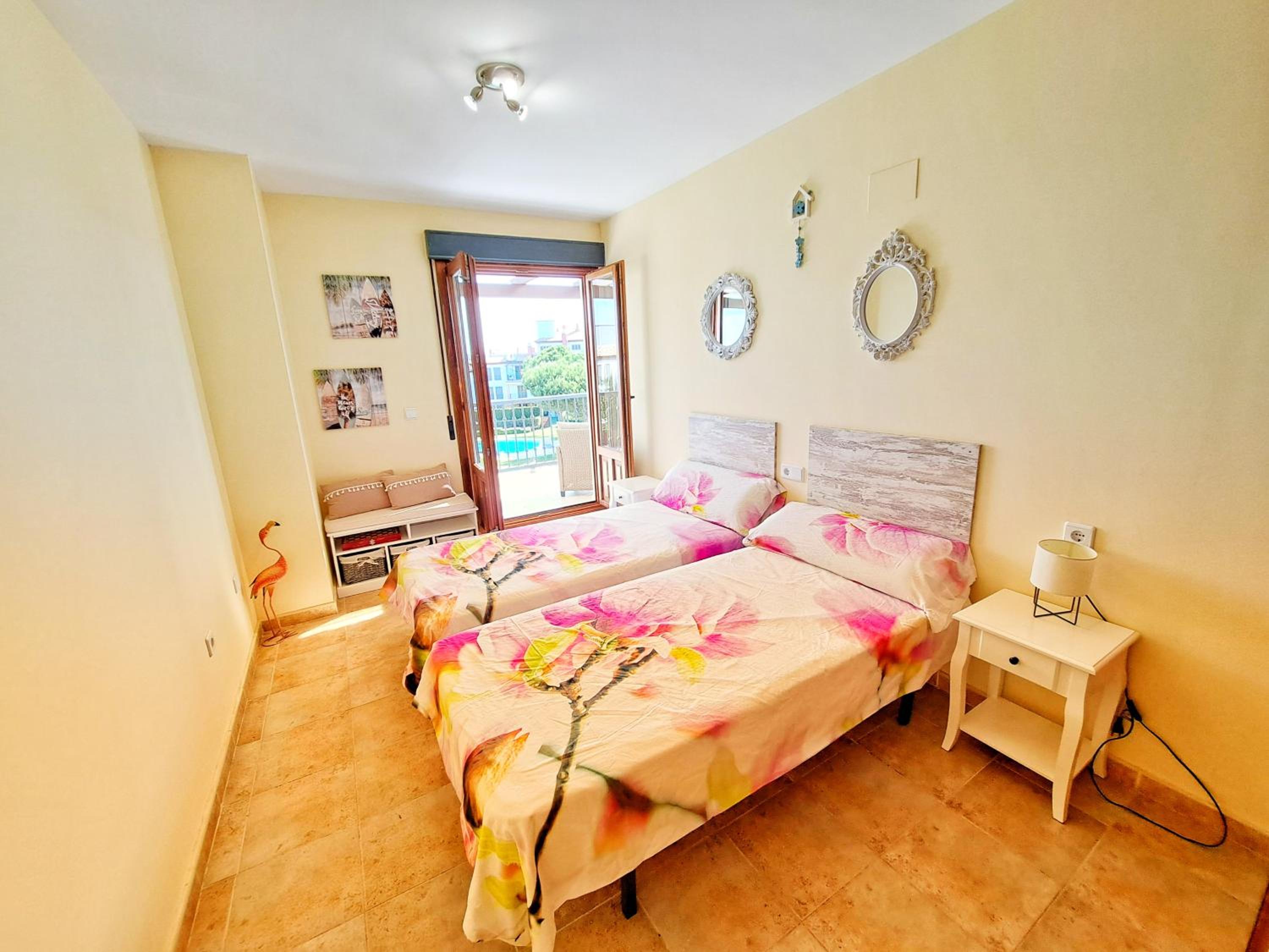 Apartamento de Dos Dormitorios con Vista a la Piscina