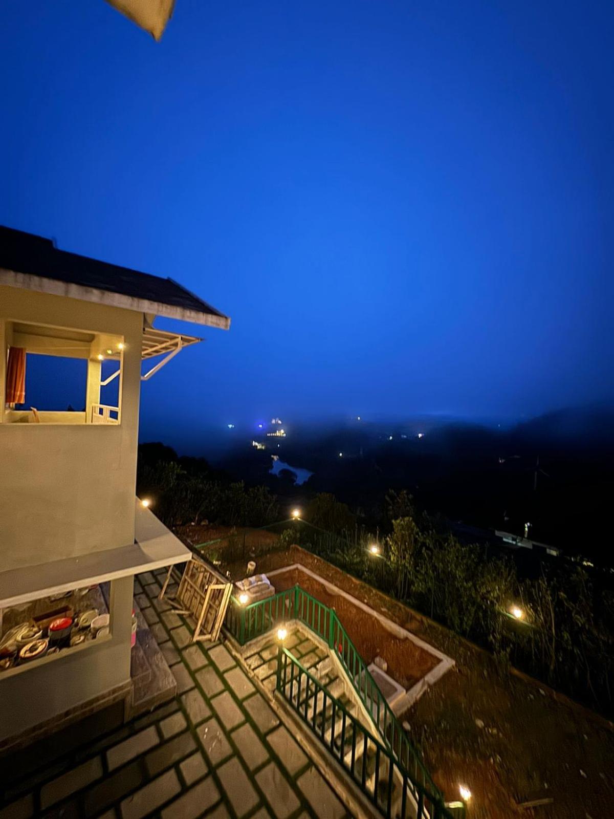 Deluxe Double Room with Balcony - Photo 24