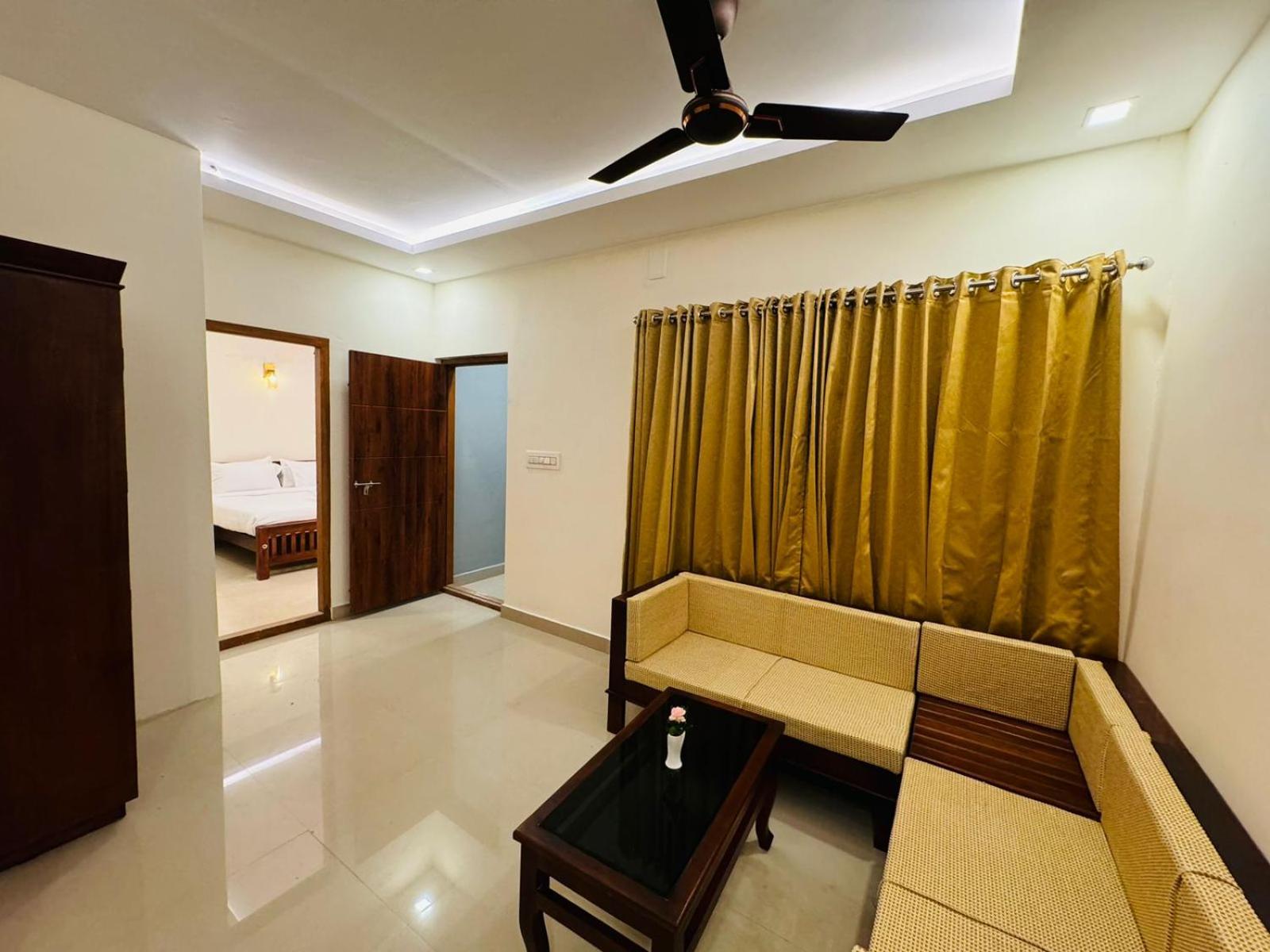 Deluxe Double Room with Balcony - Photo 18