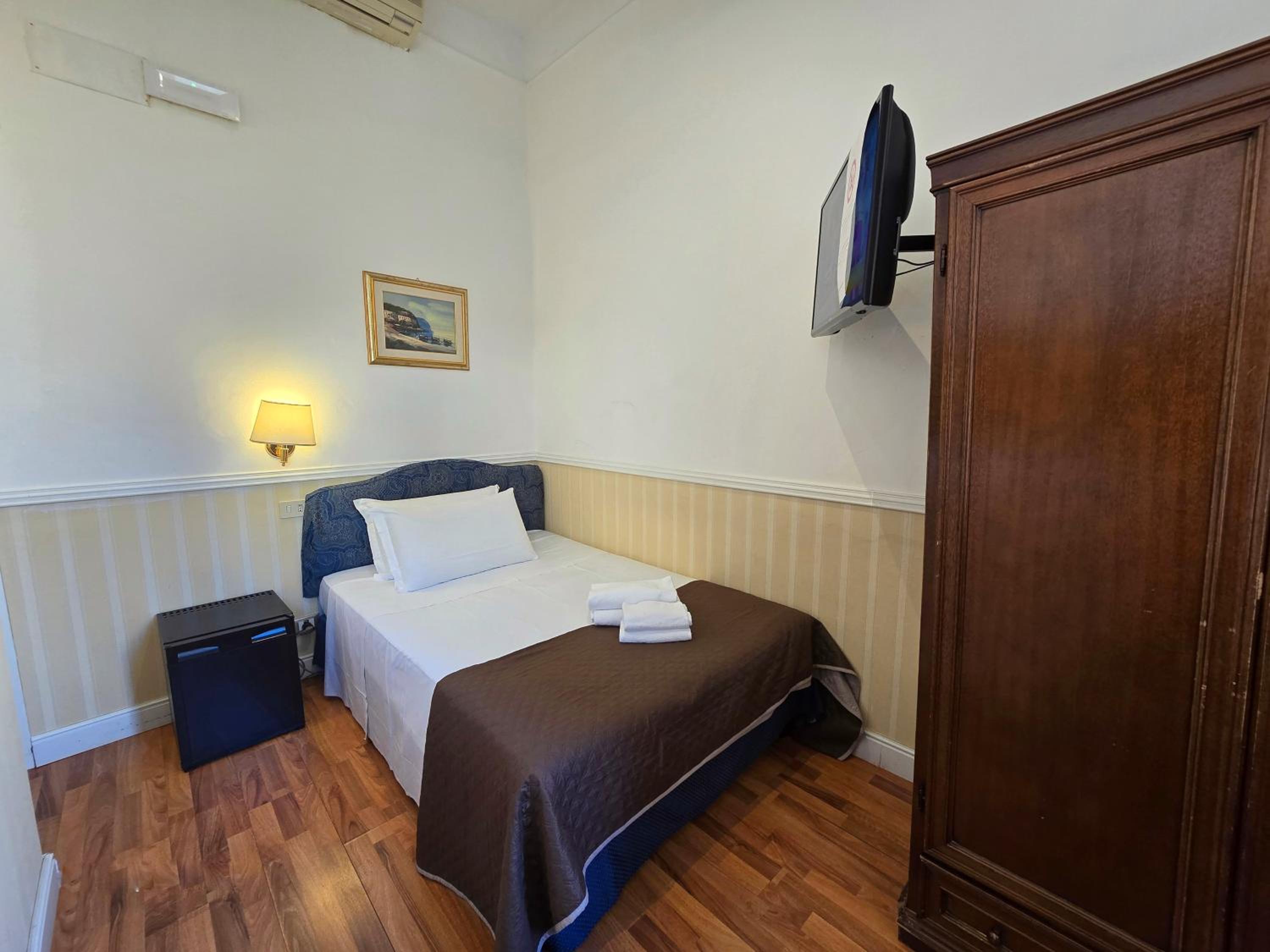 Single Room photo 2