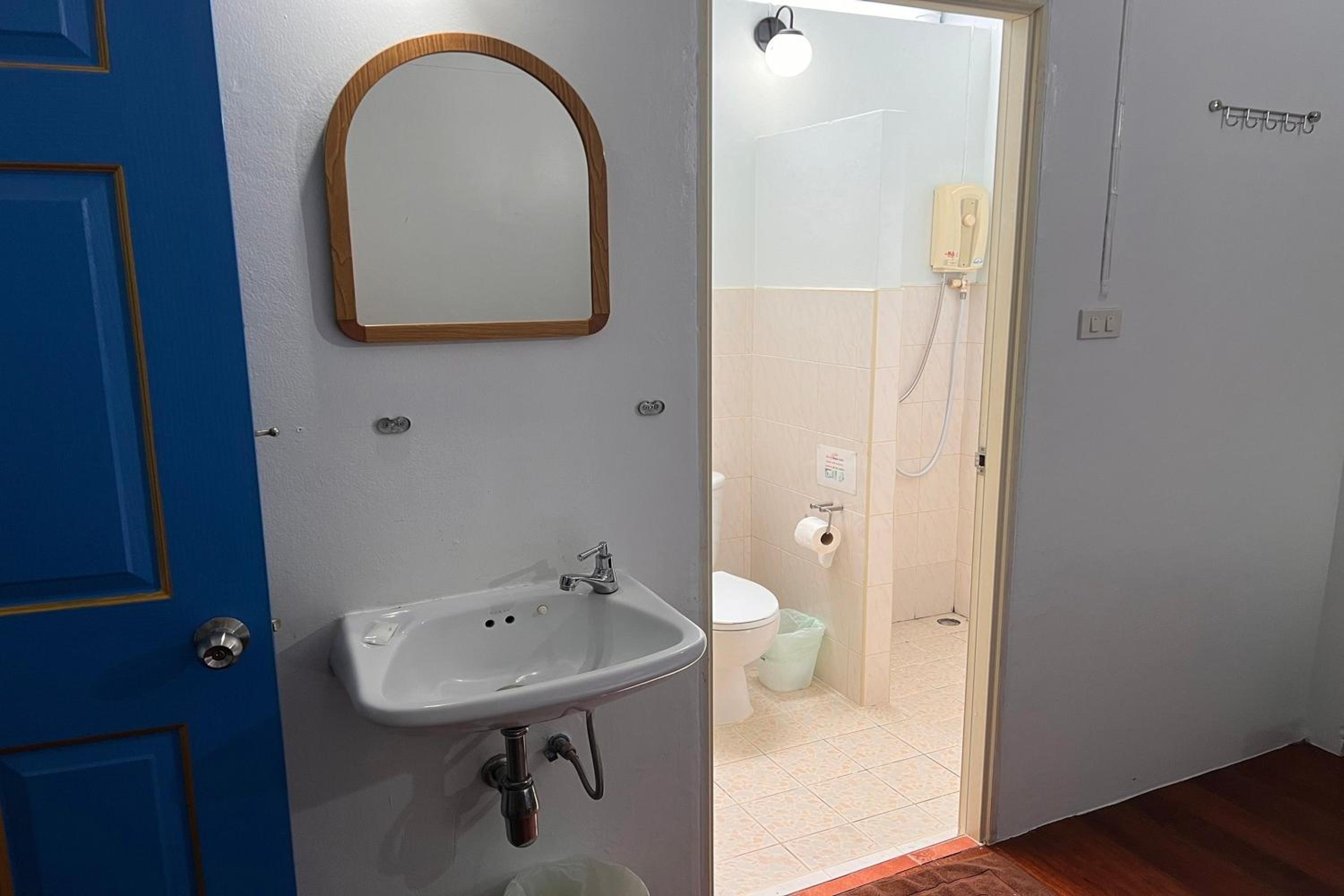Standard Double Room - Photo 7