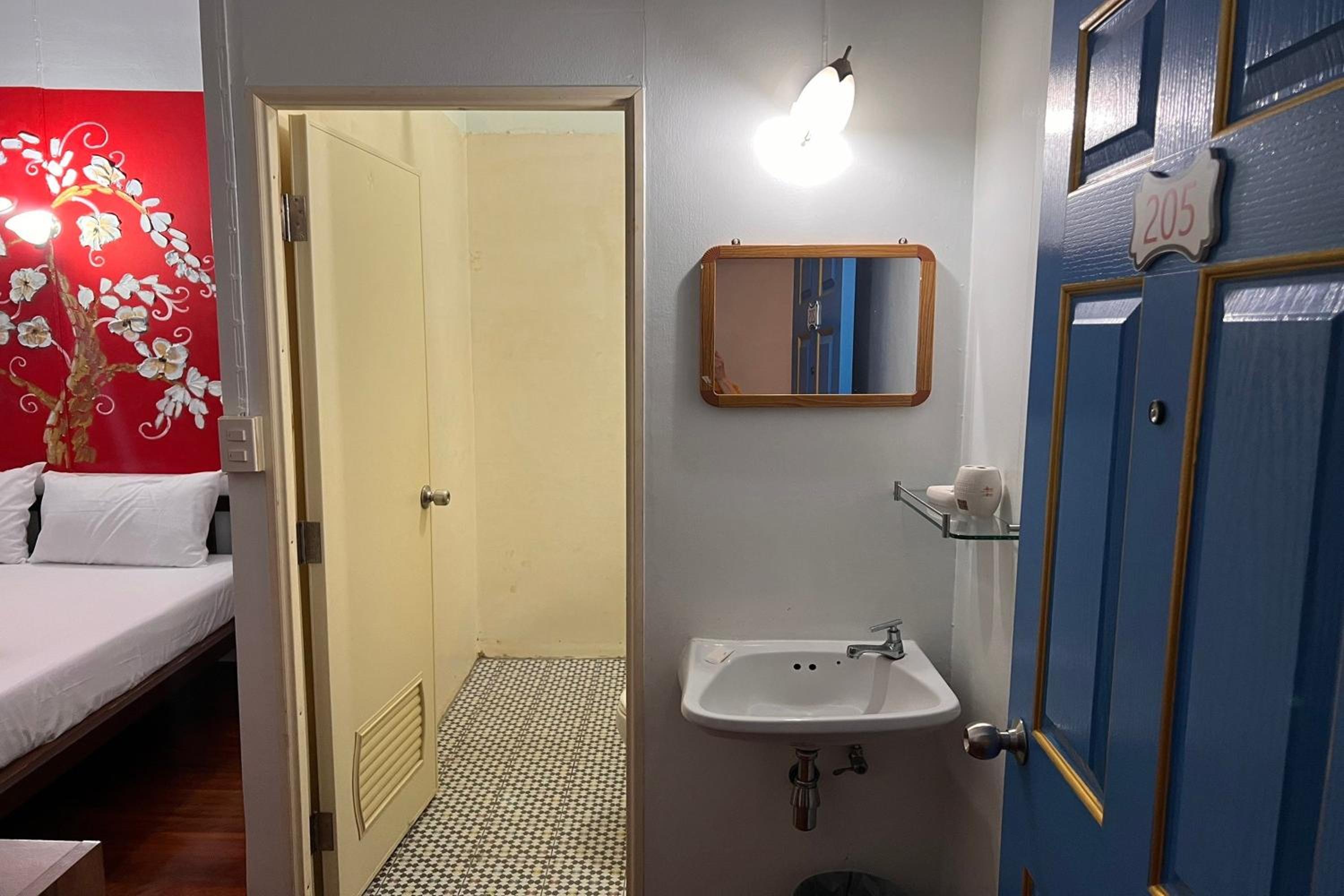 Standard Double Room - Photo 8