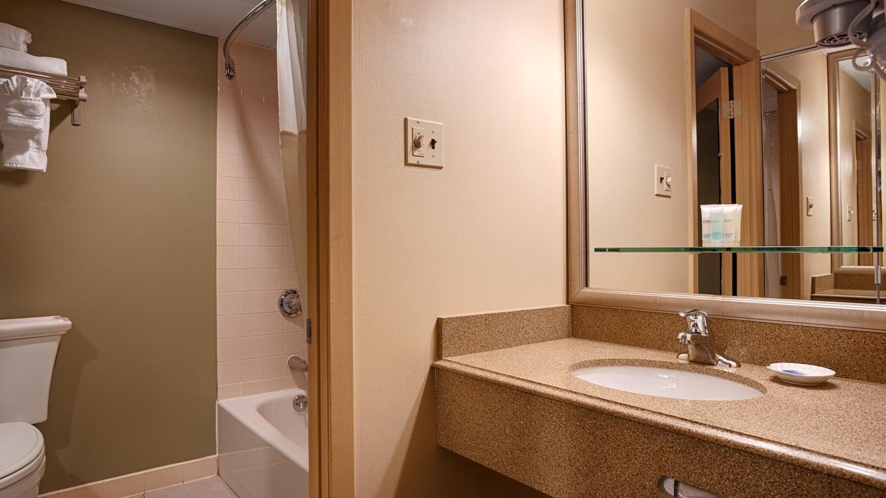 Queen Room with Two Queen Beds - Non-Smoking photo 3