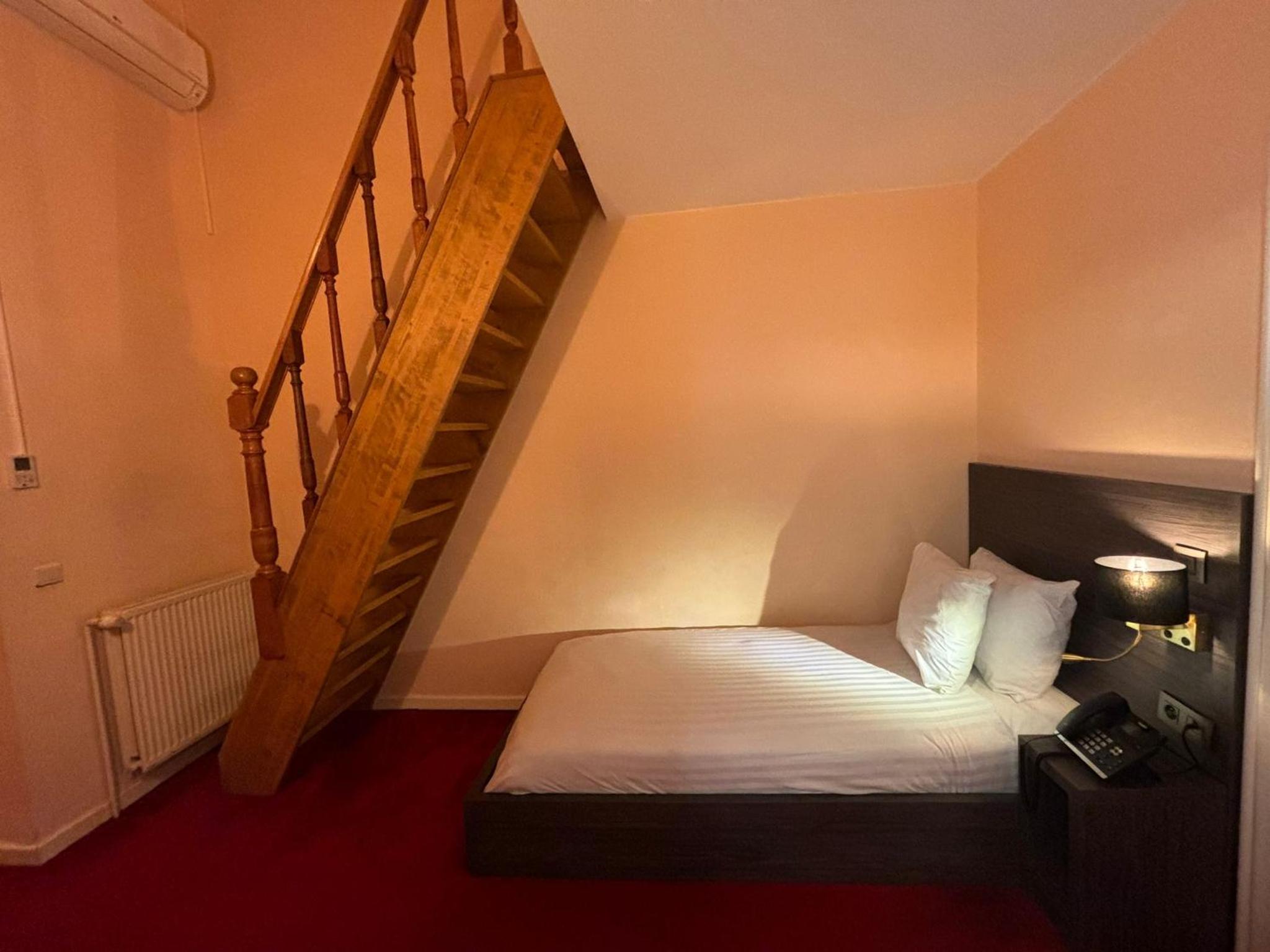 Quadruple room with AC photo 1