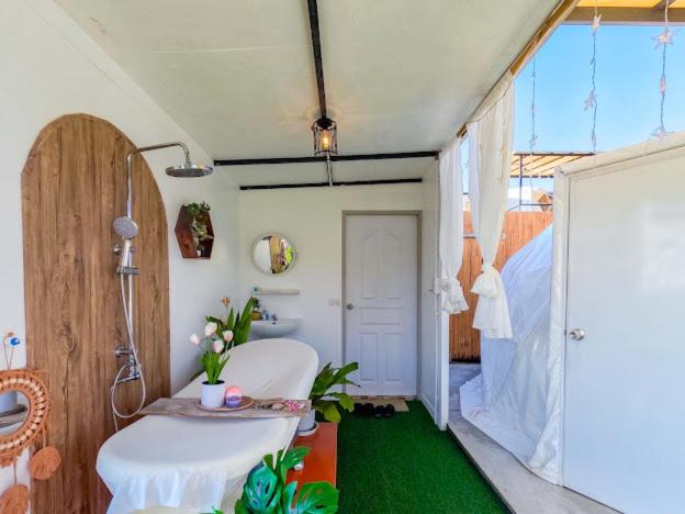 Quadruple Room with Bath - Photo 14