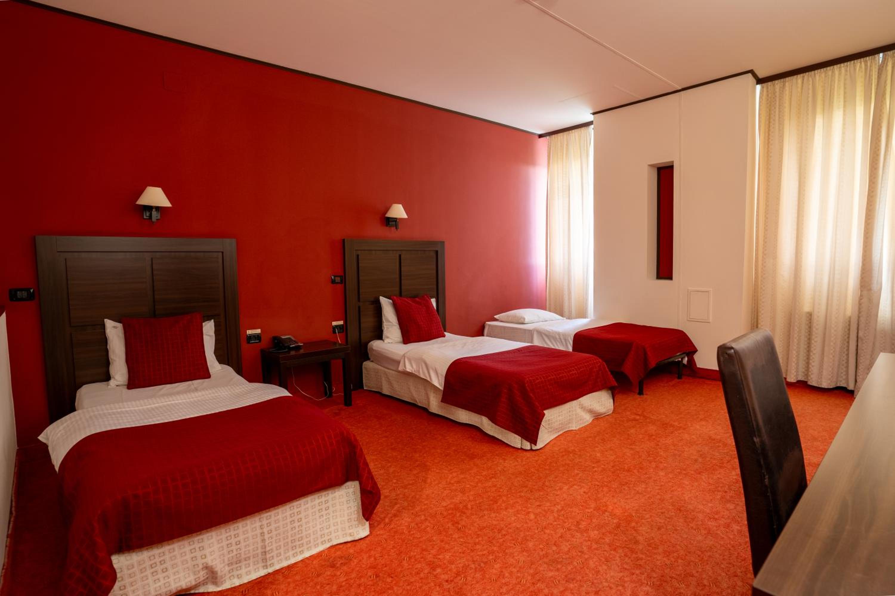 Twin Room with Extra Bed - Photo 6