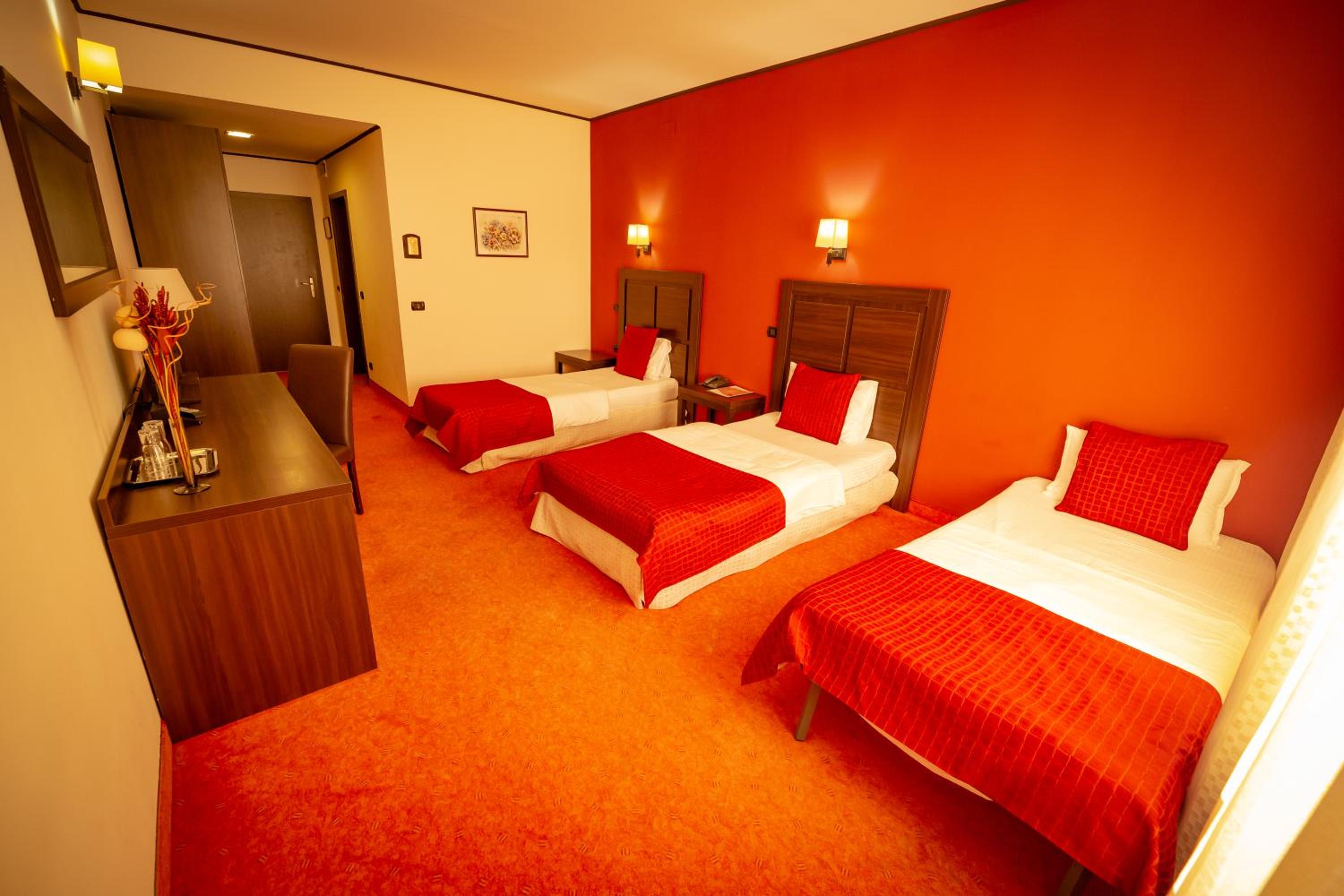 Twin Room with Extra Bed - Photo 9