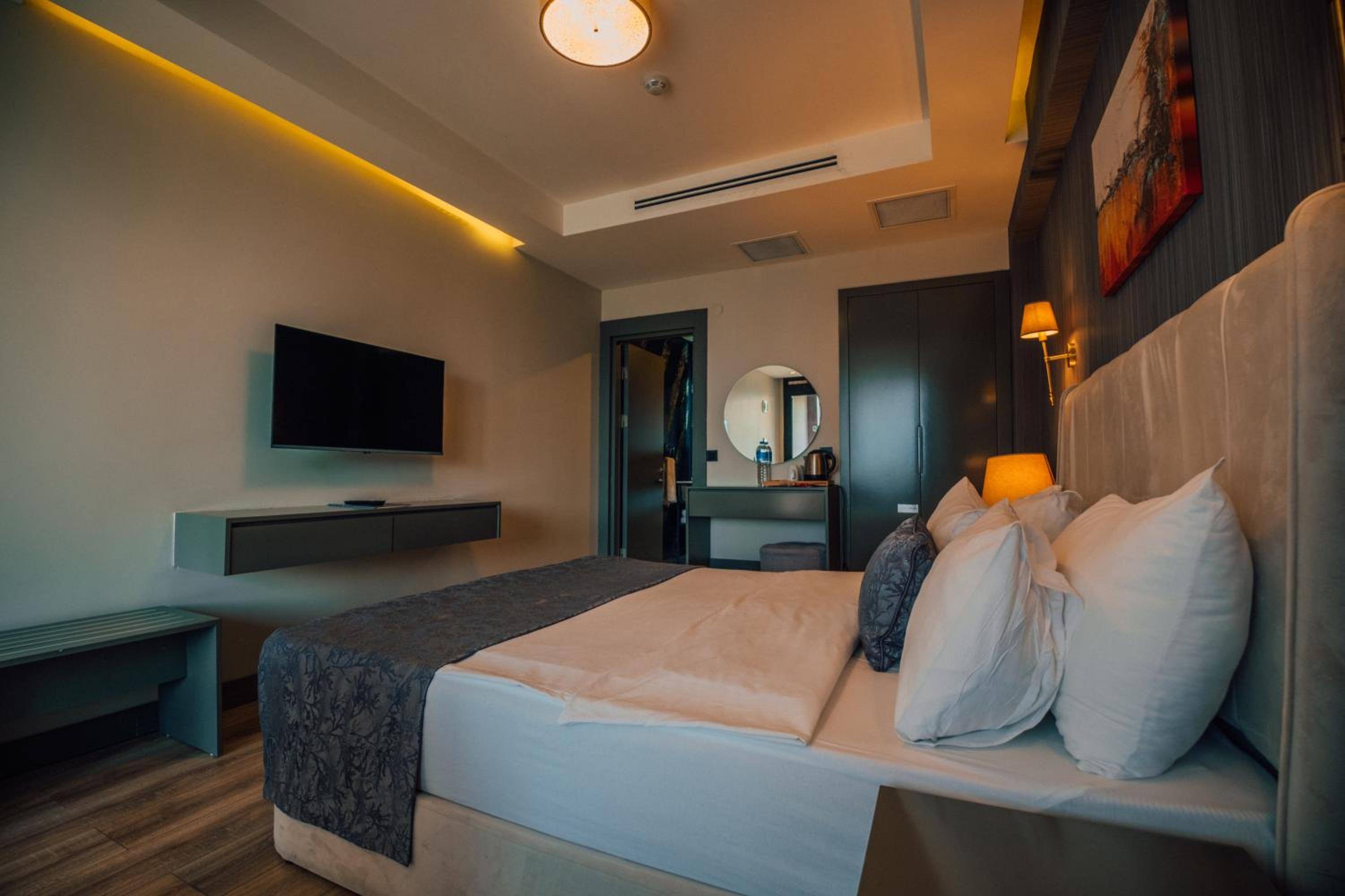 Deluxe Double Room with Balcony photo 3