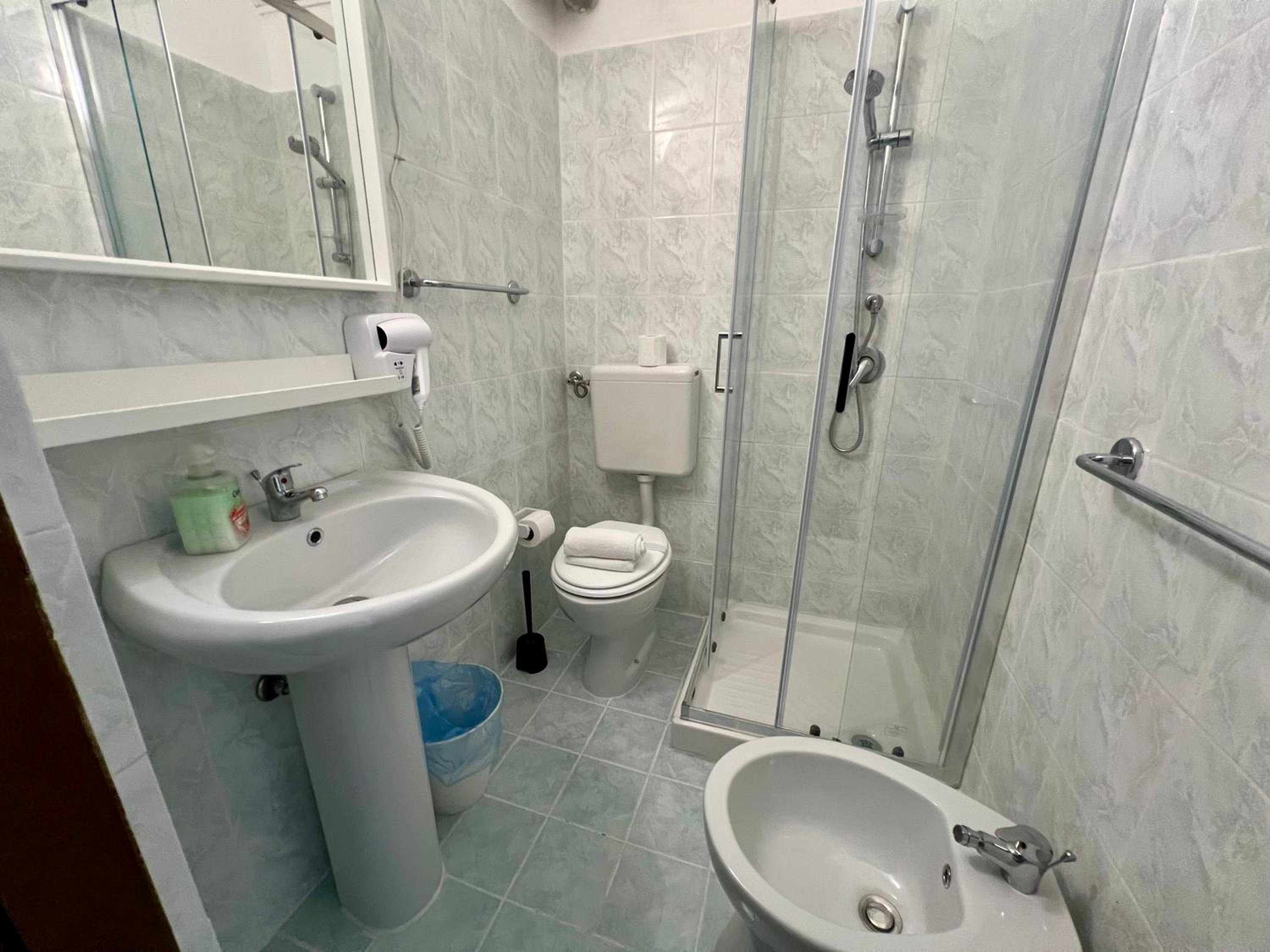 Standard Double Room - Photo 9