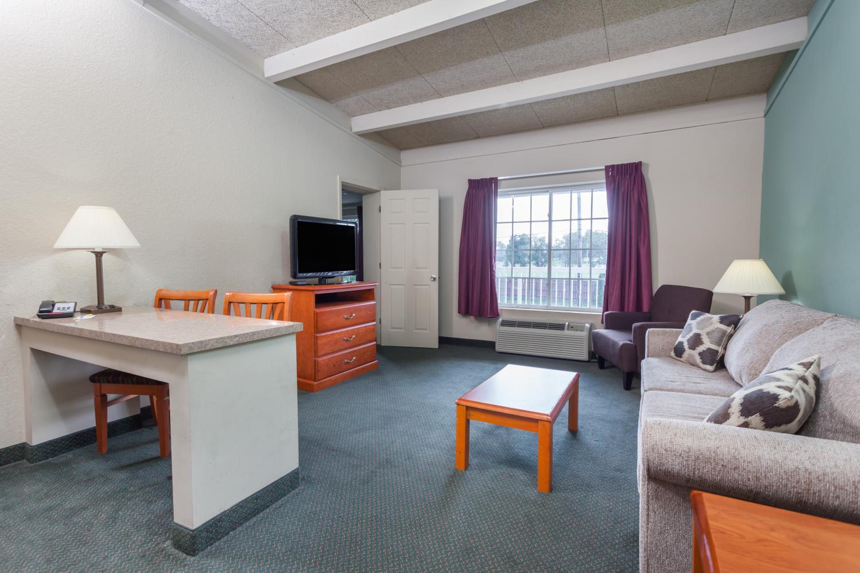 One-Bedroom Suite with Two King Beds - Non-Smoking - Photo 3