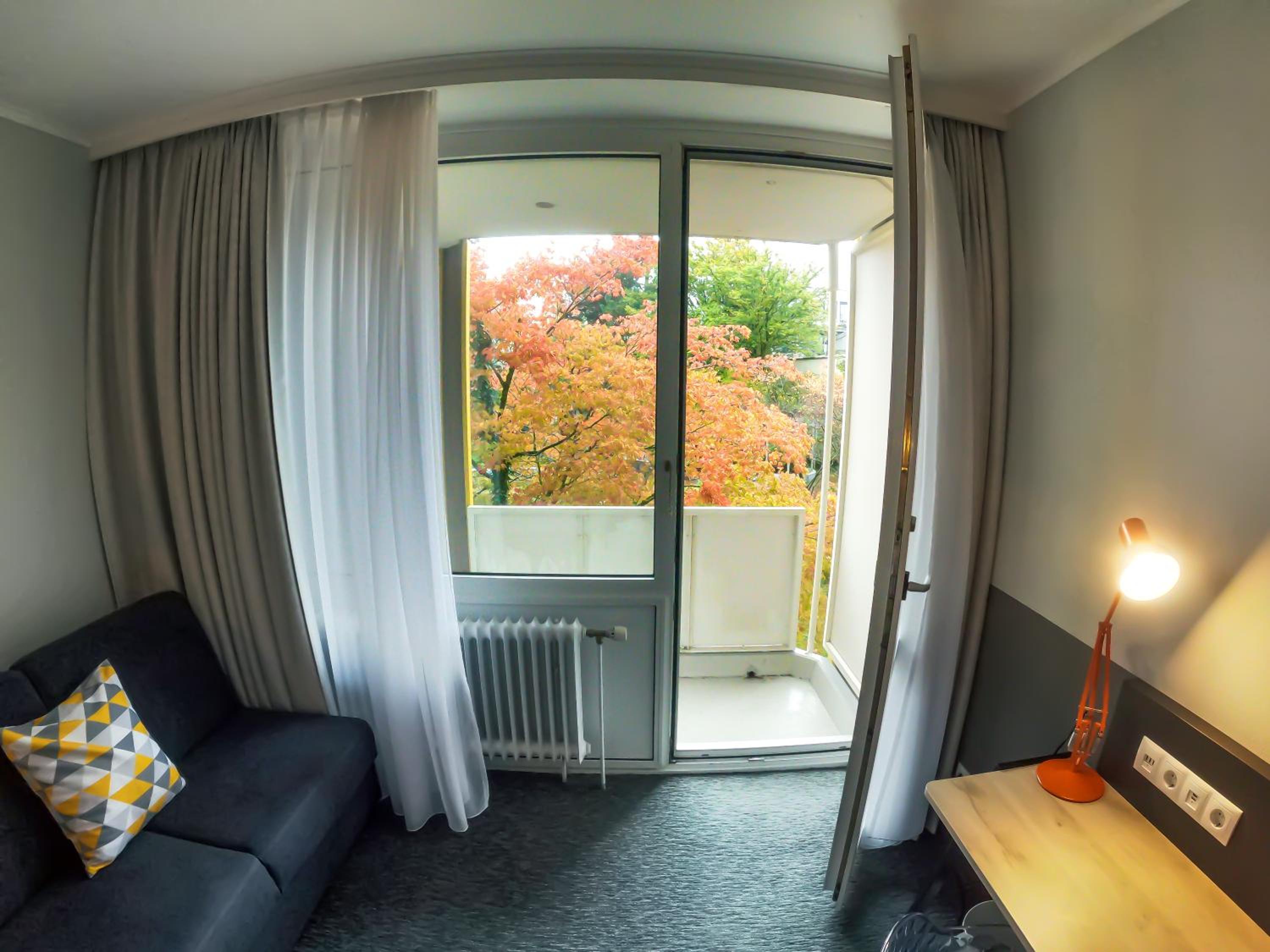 Standard Queen Room with Balcony - Photo 2