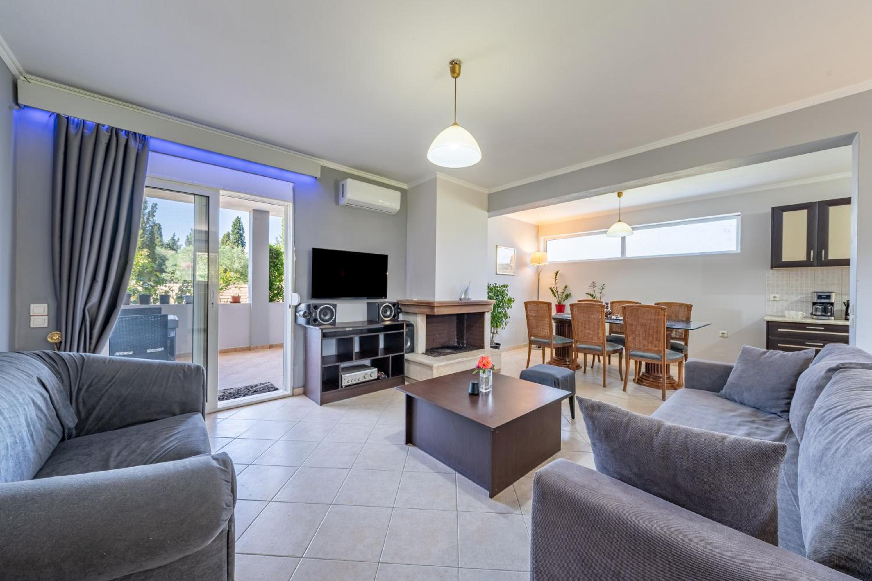 Two-Bedroom Deluxe Apartment with Garden View photo 2