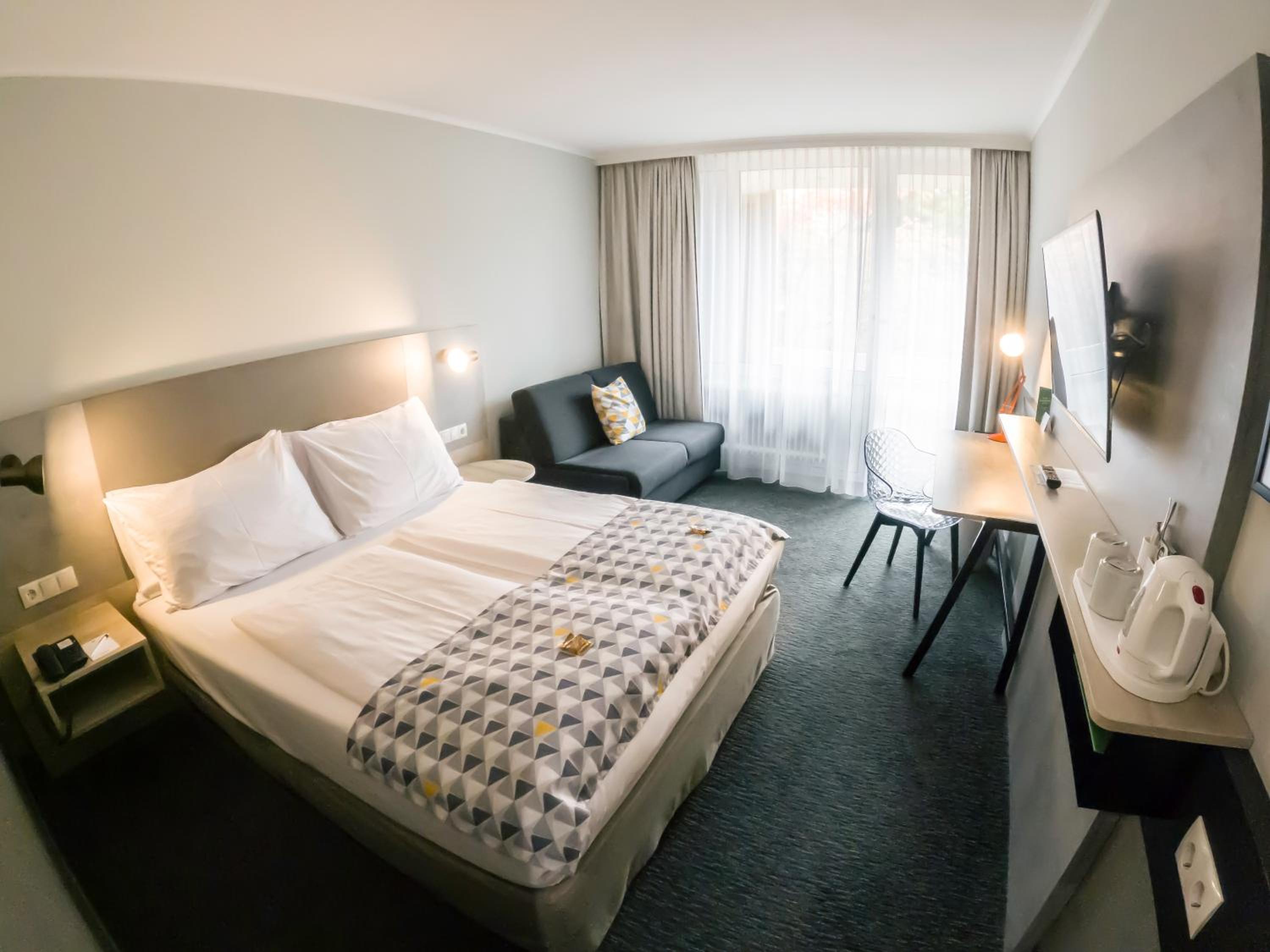 Standard Queen Room with Sofa Bed and Balcony - Photo 9