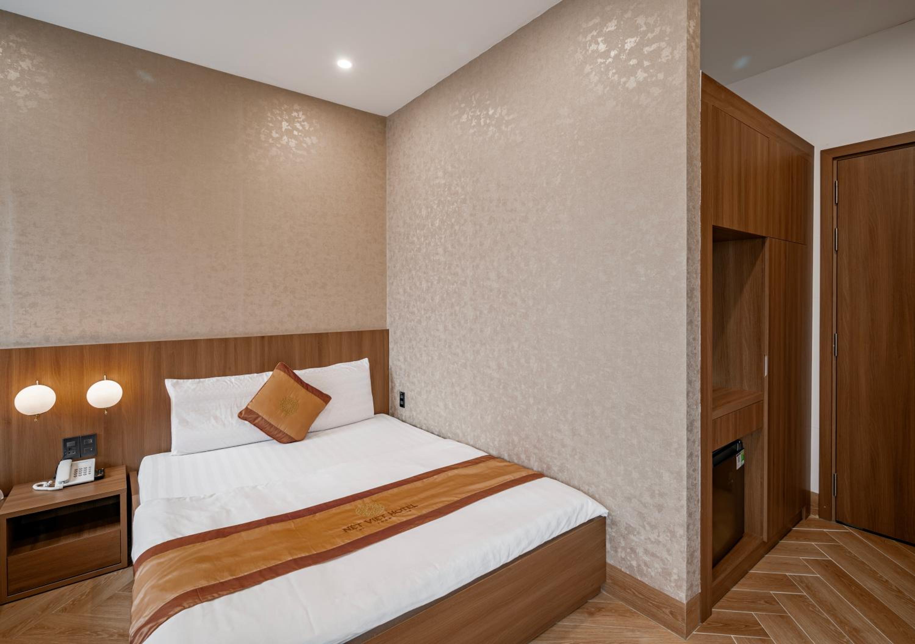 Deluxe Double Room with Balcony - Photo 19