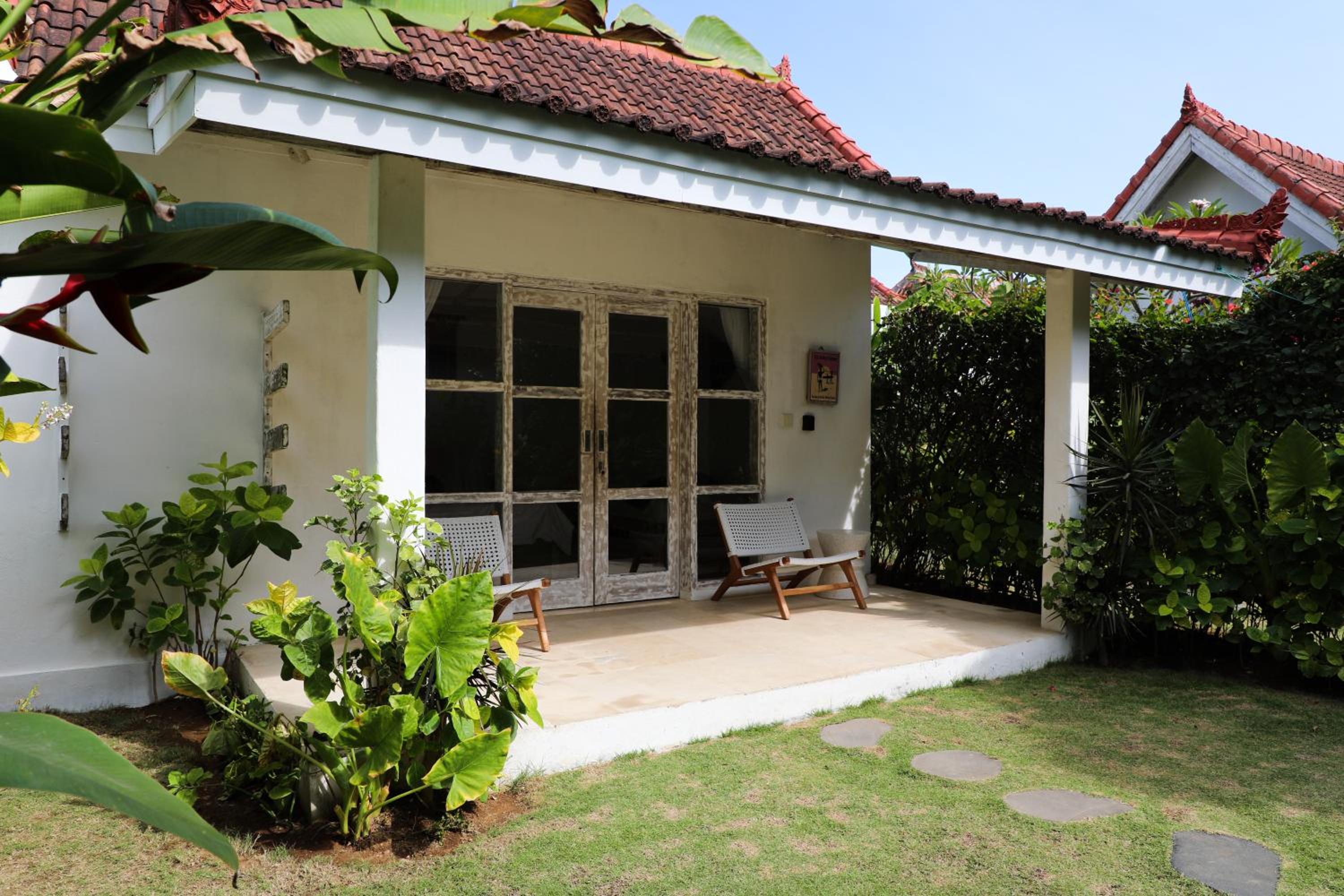 Bungalow with Garden View - Photo 2