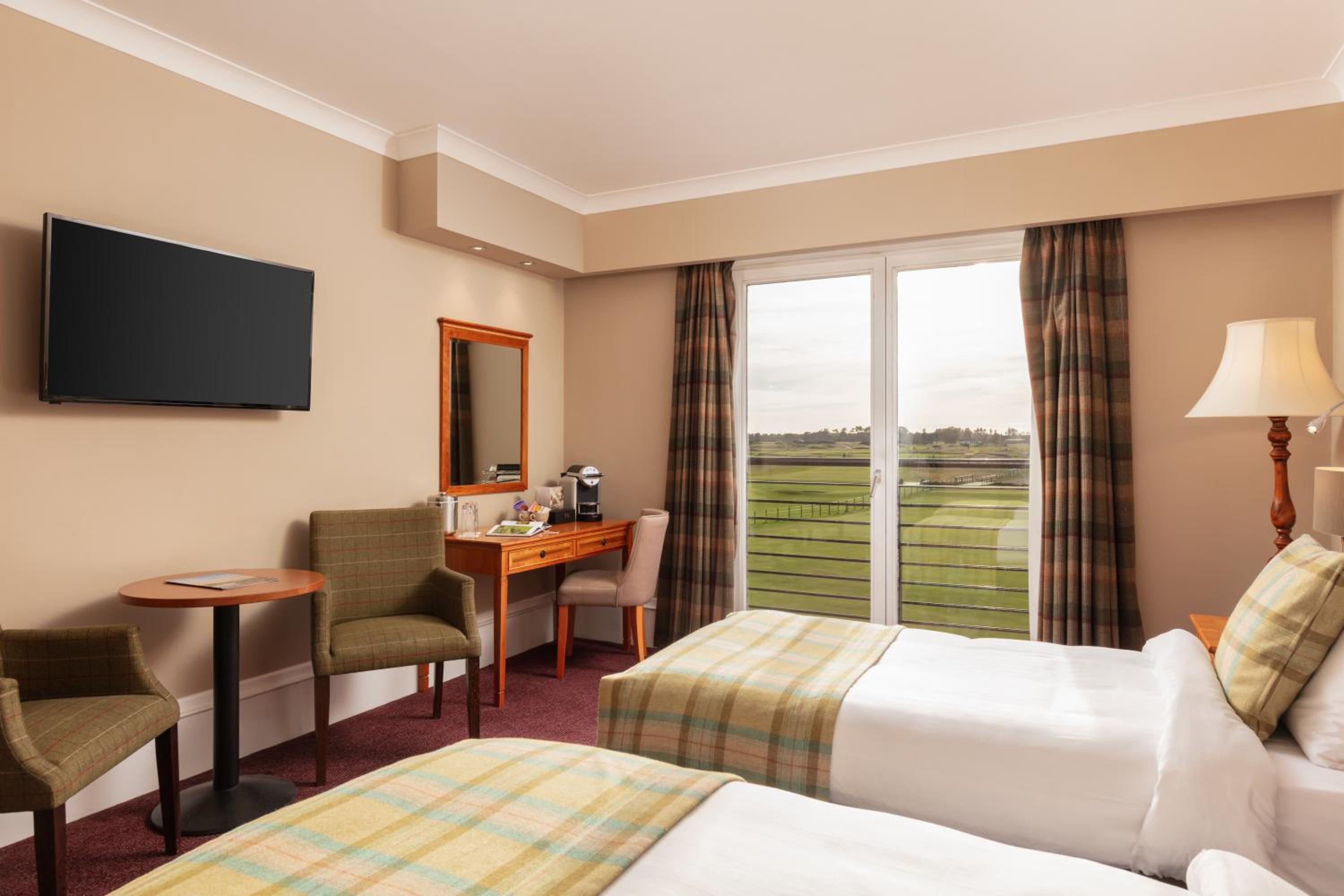 Twin Room with Golf View - Photo 5