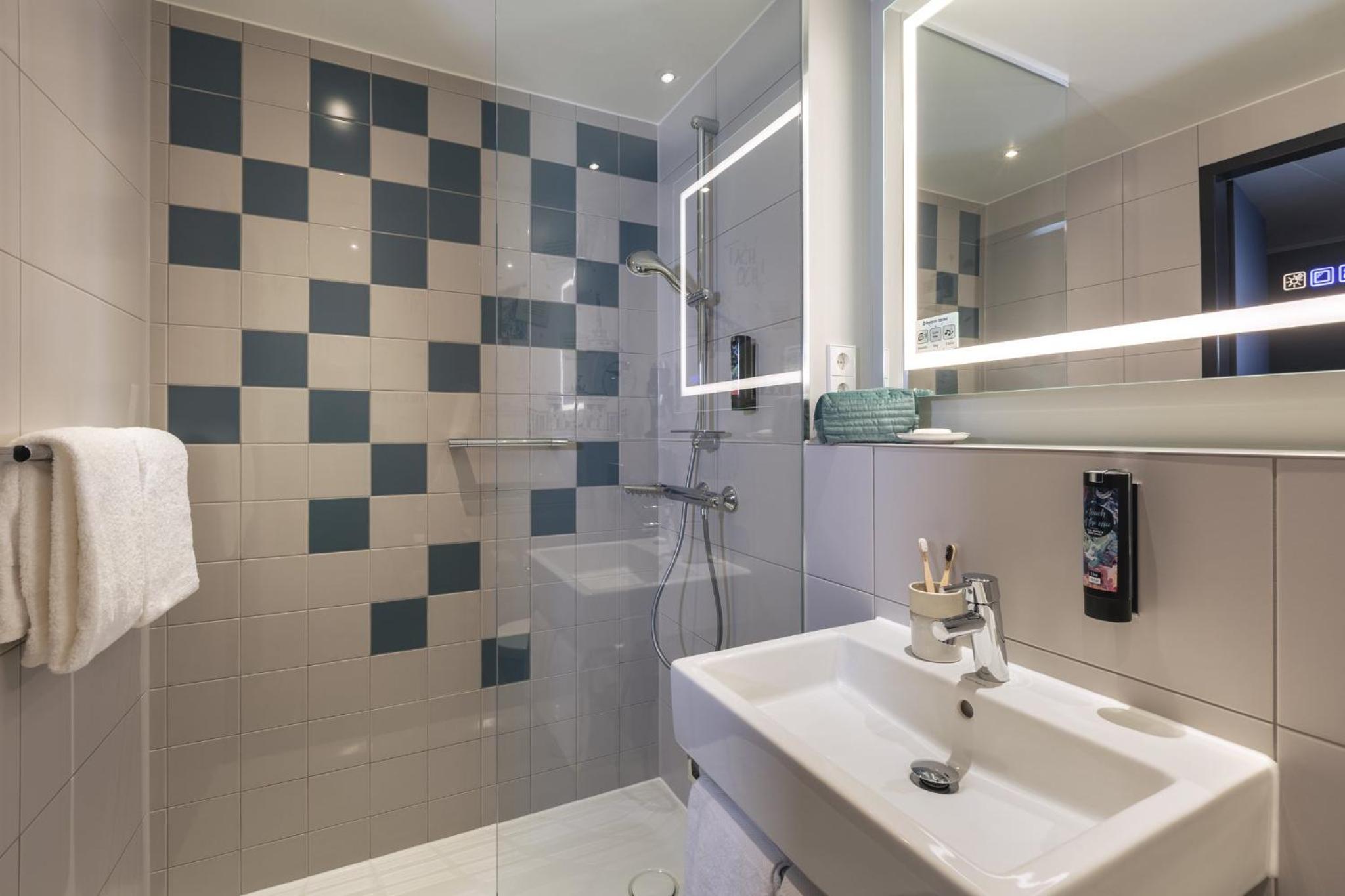 Standard Queen Room - Accessible photo 2