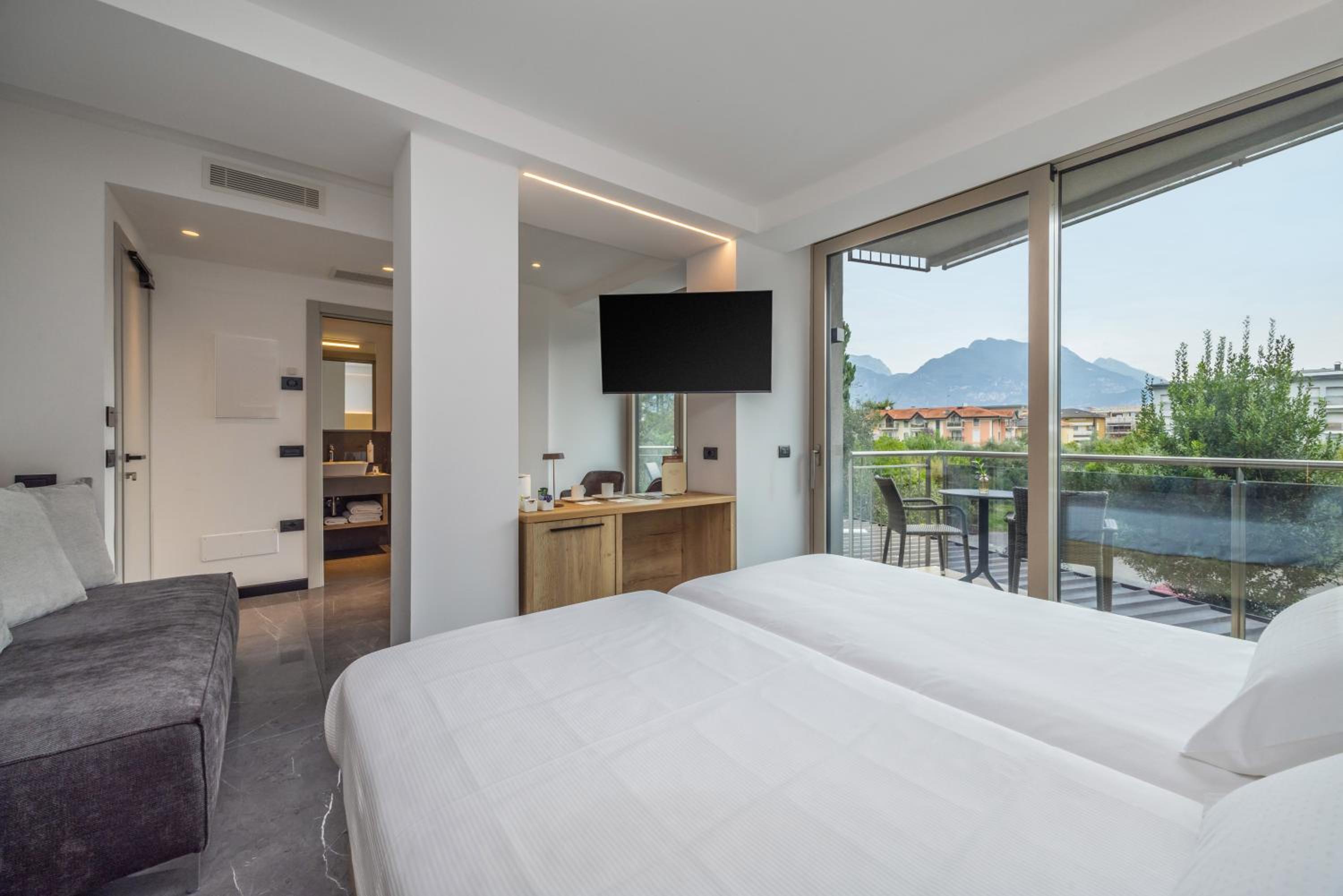 Superior Large Double Room with Balcony photo 3