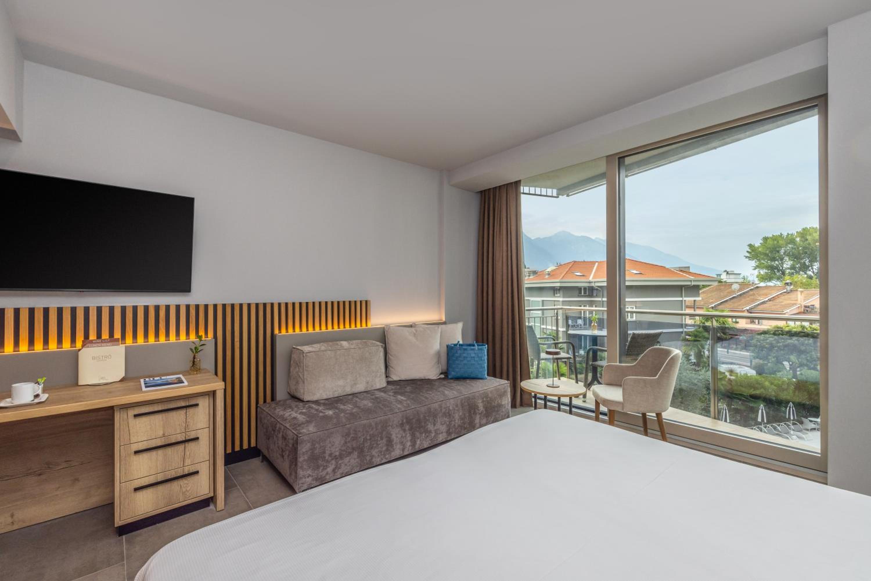 Deluxe Double Room with Lake View and Balcony - Photo 2