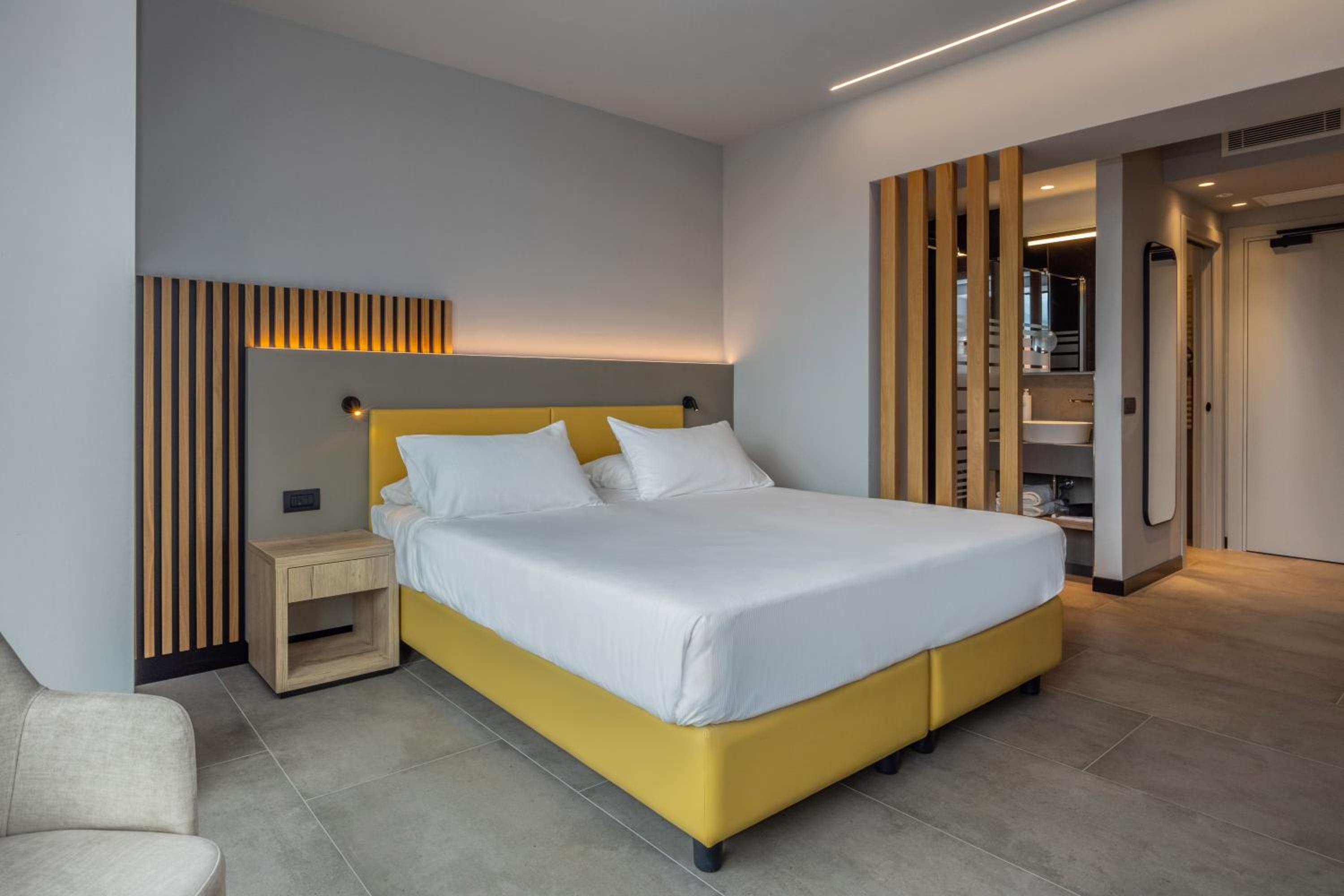 Deluxe Double Room with Lake View and Balcony - Photo 15