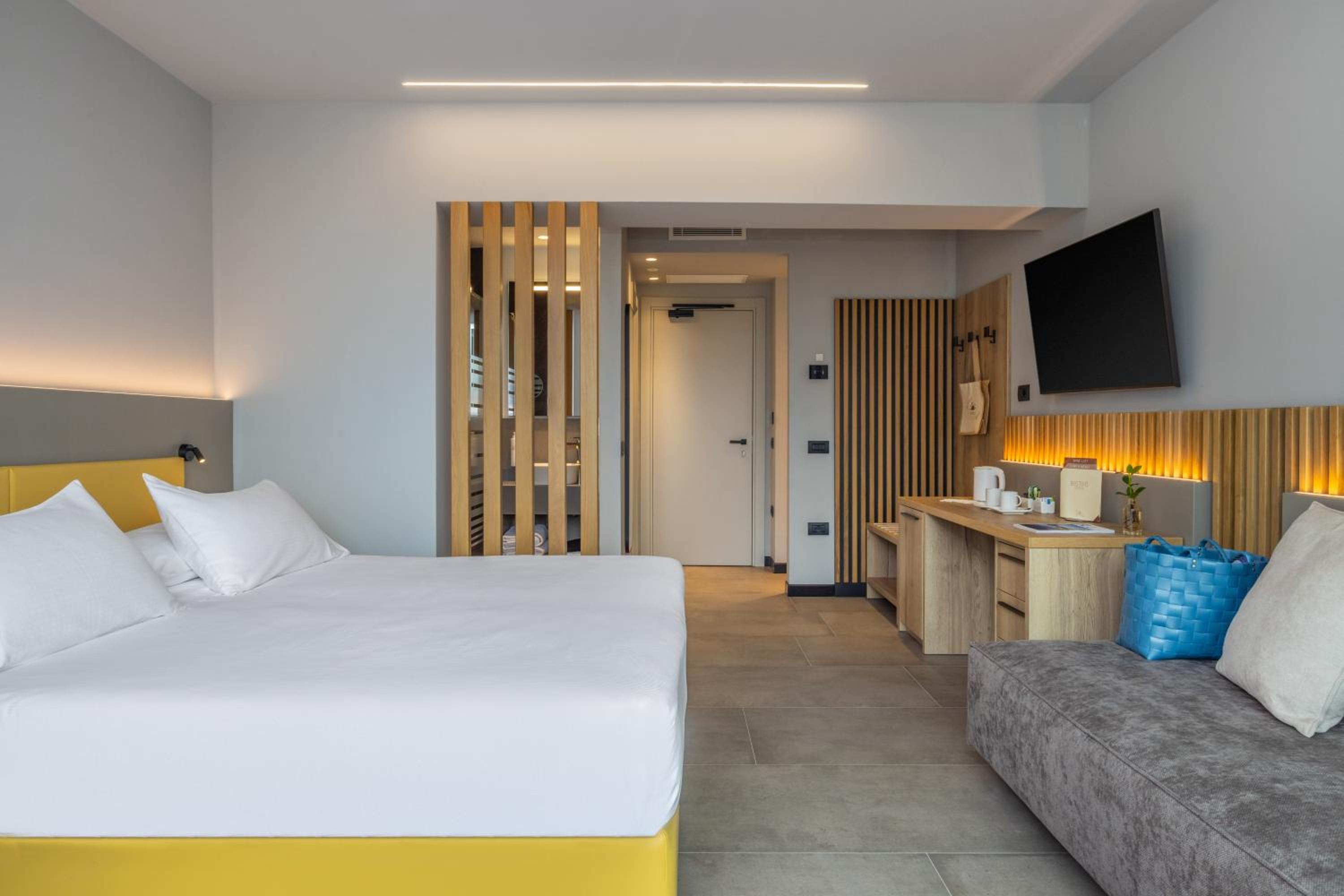 Deluxe Double Room with Lake View and Balcony - Photo 13