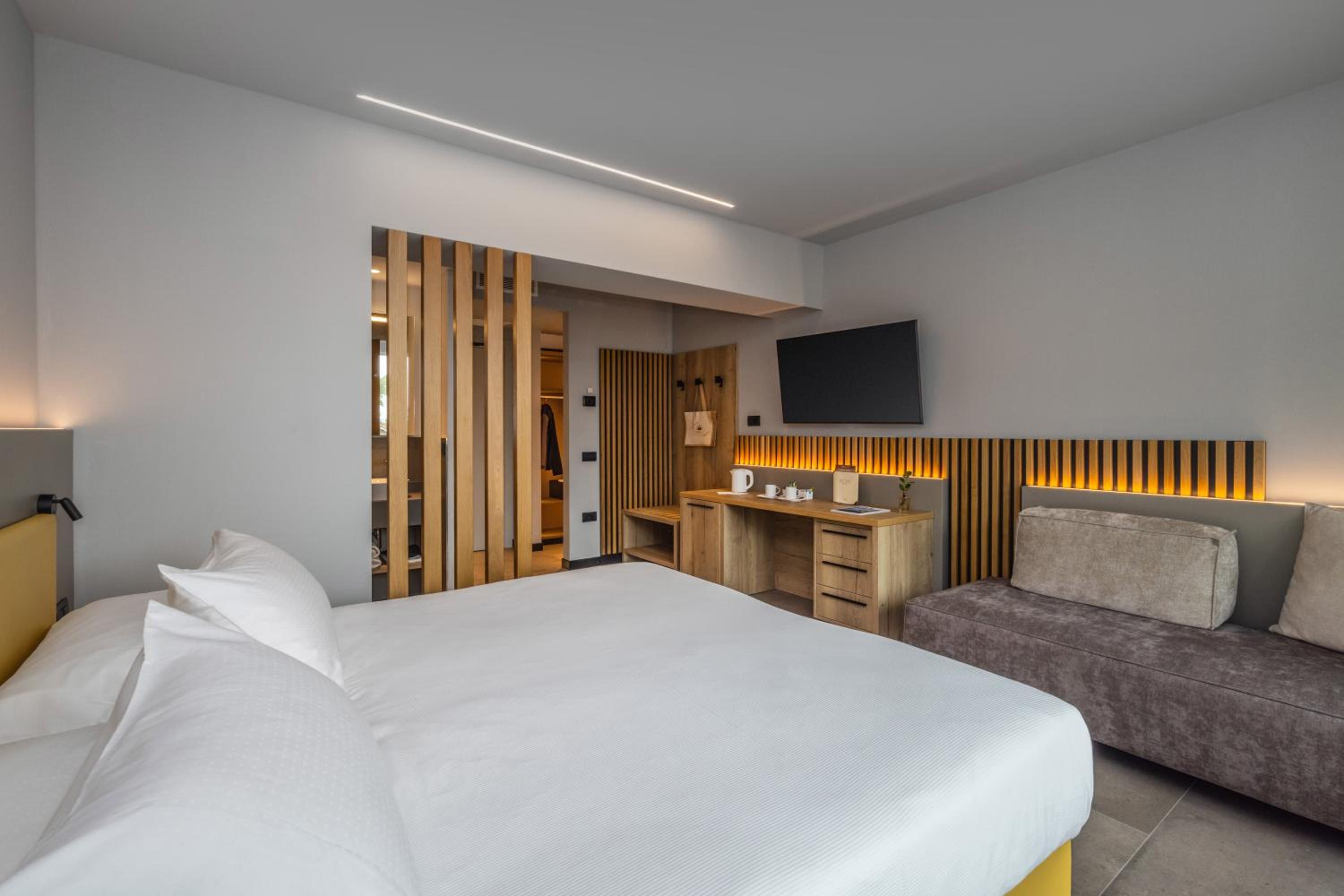 Deluxe Double Room with Lake View and Balcony - Photo 14