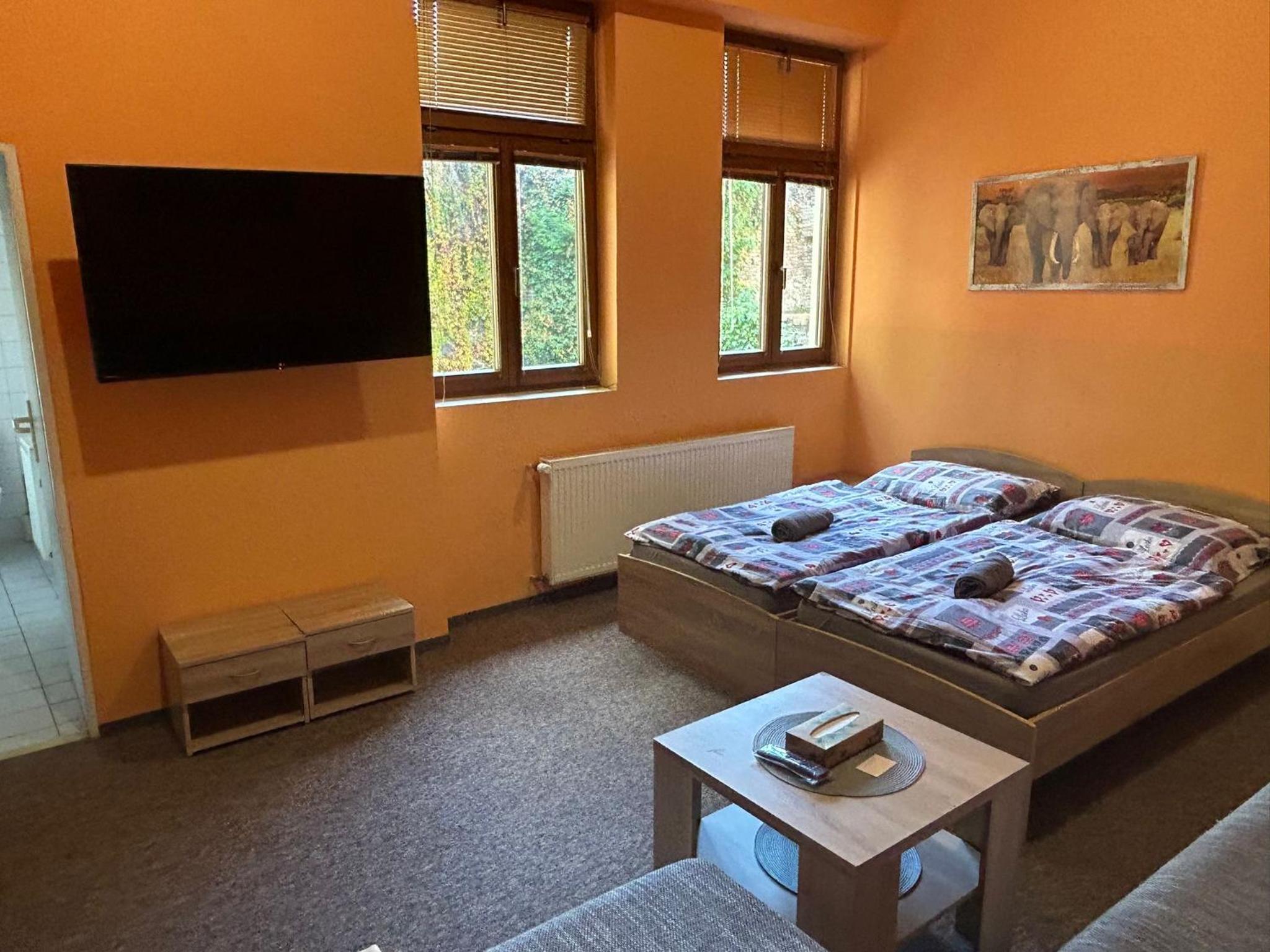 Standard Twin Room with Sofa - Photo 5