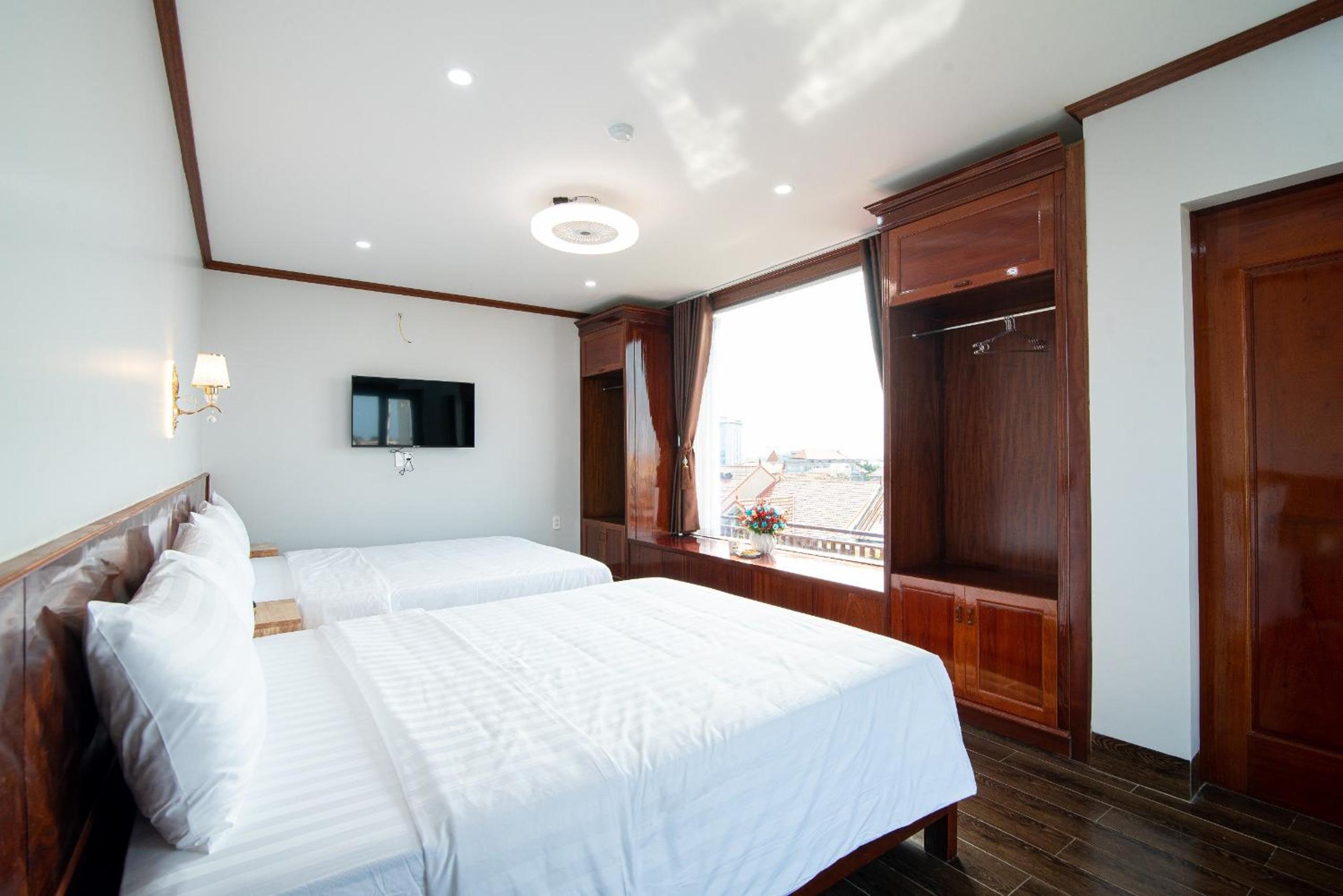 Deluxe Queen Room with Two Queen Beds photo 2