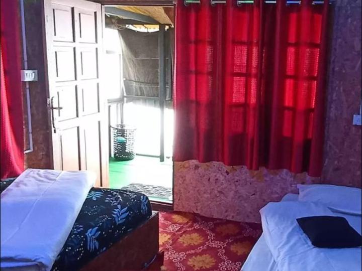 Deluxe Double Room (2 Adults + 1 Child)