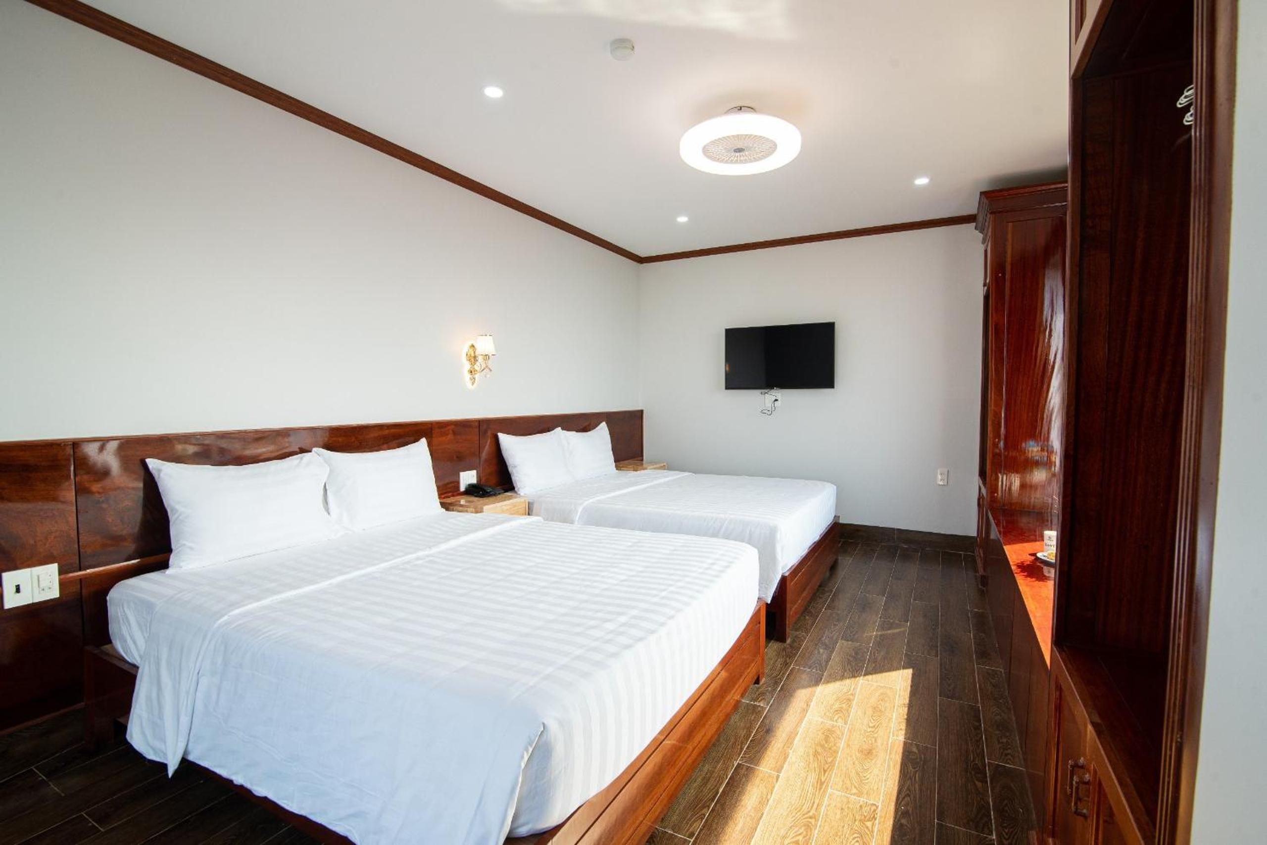 Deluxe Queen Room with Two Queen Beds photo 3
