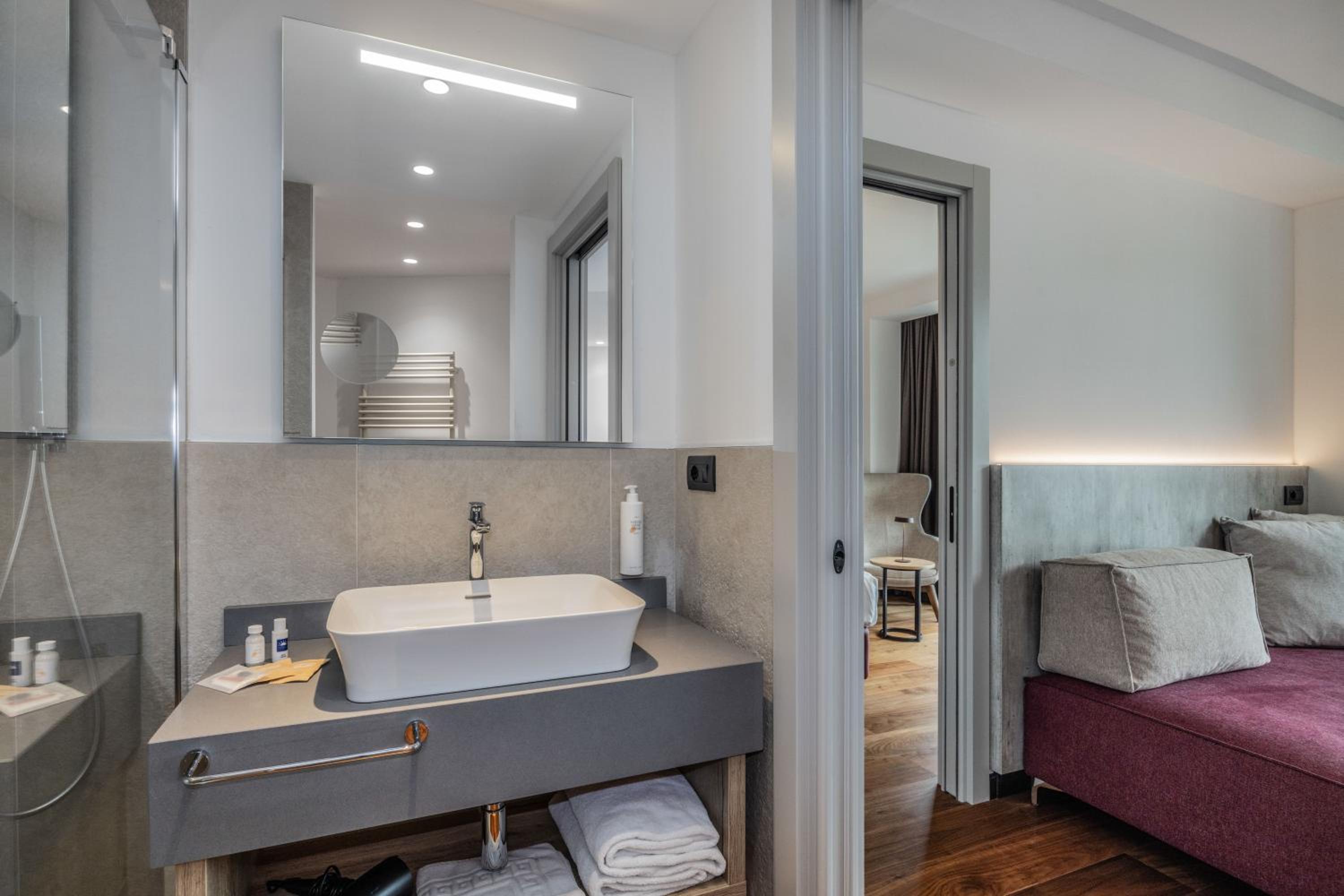 Suite with Balcony - Photo 8