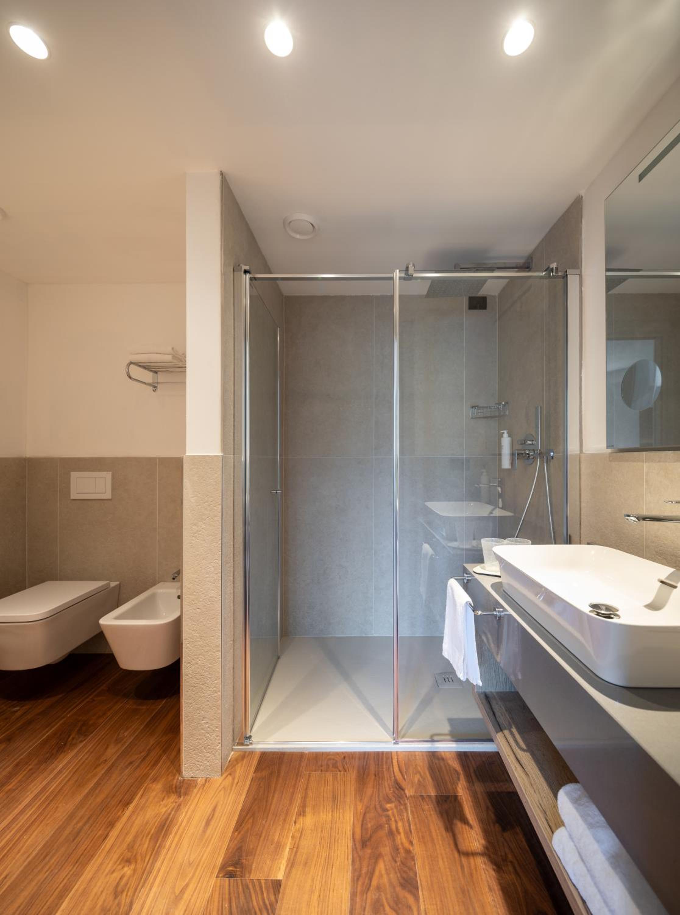 Suite with Balcony - Photo 11
