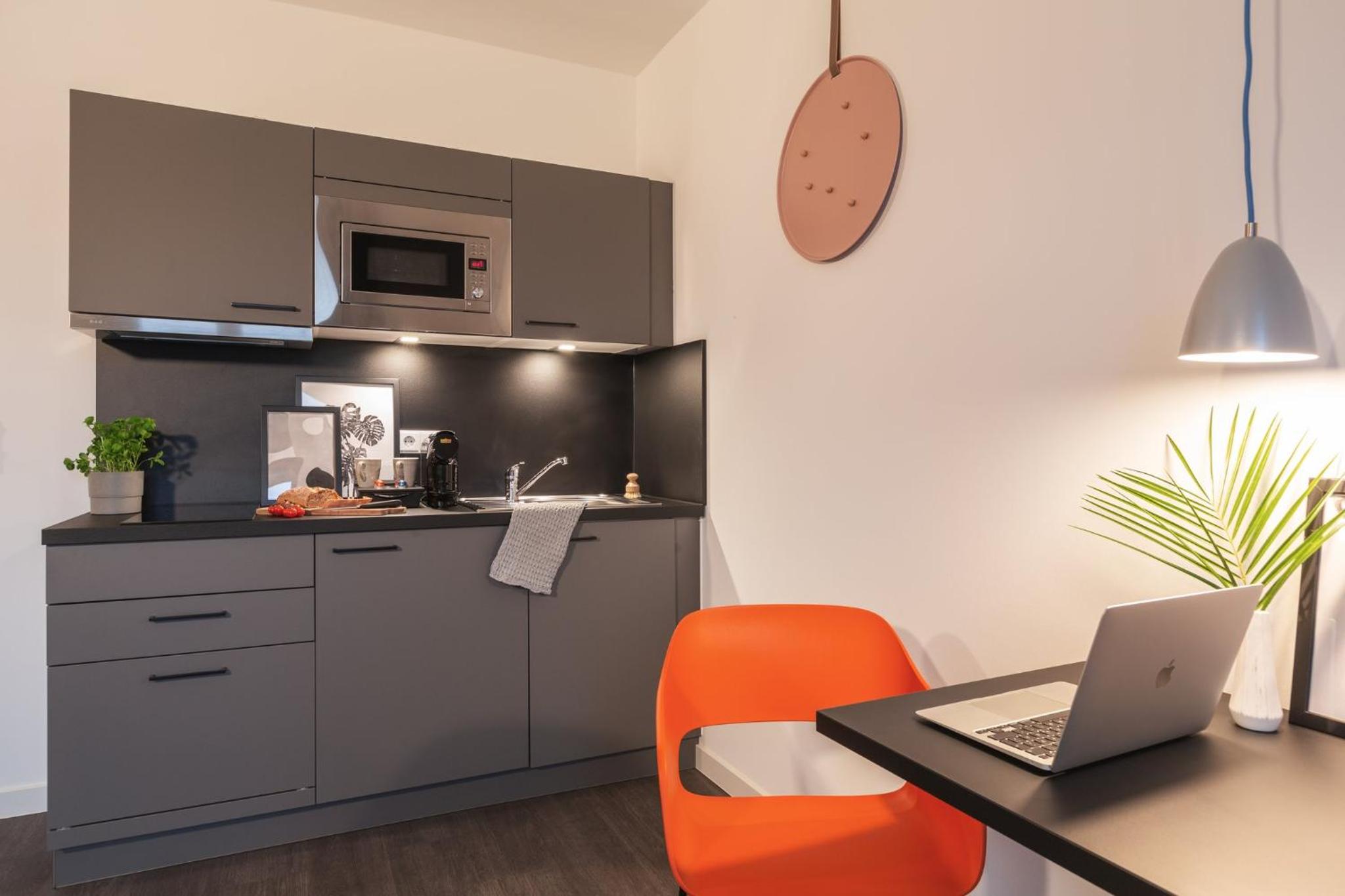 Queen Studio Suite with Extra Floor Space photo 3