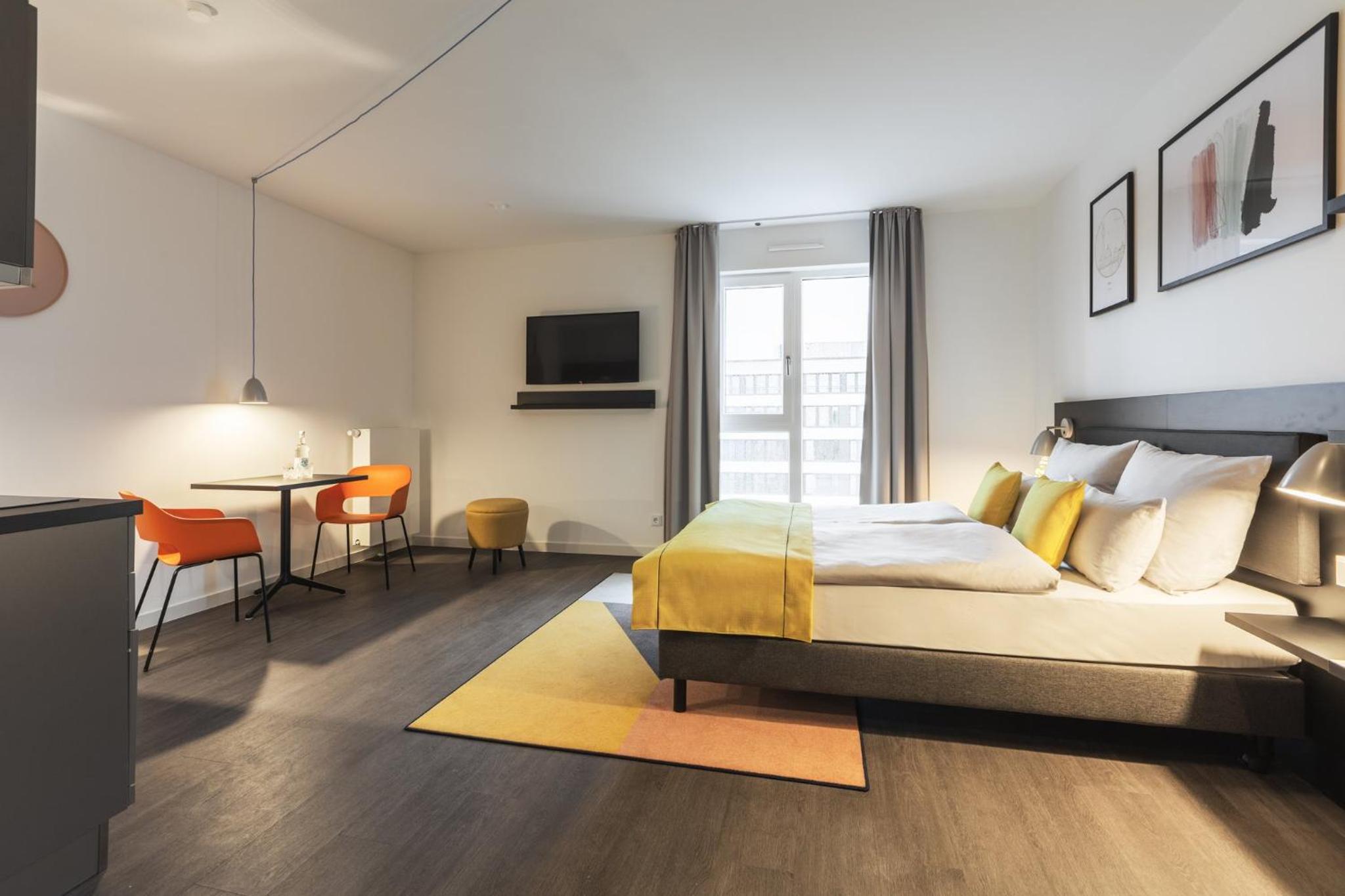 Queen Studio Suite with Extra Floor Space photo 1