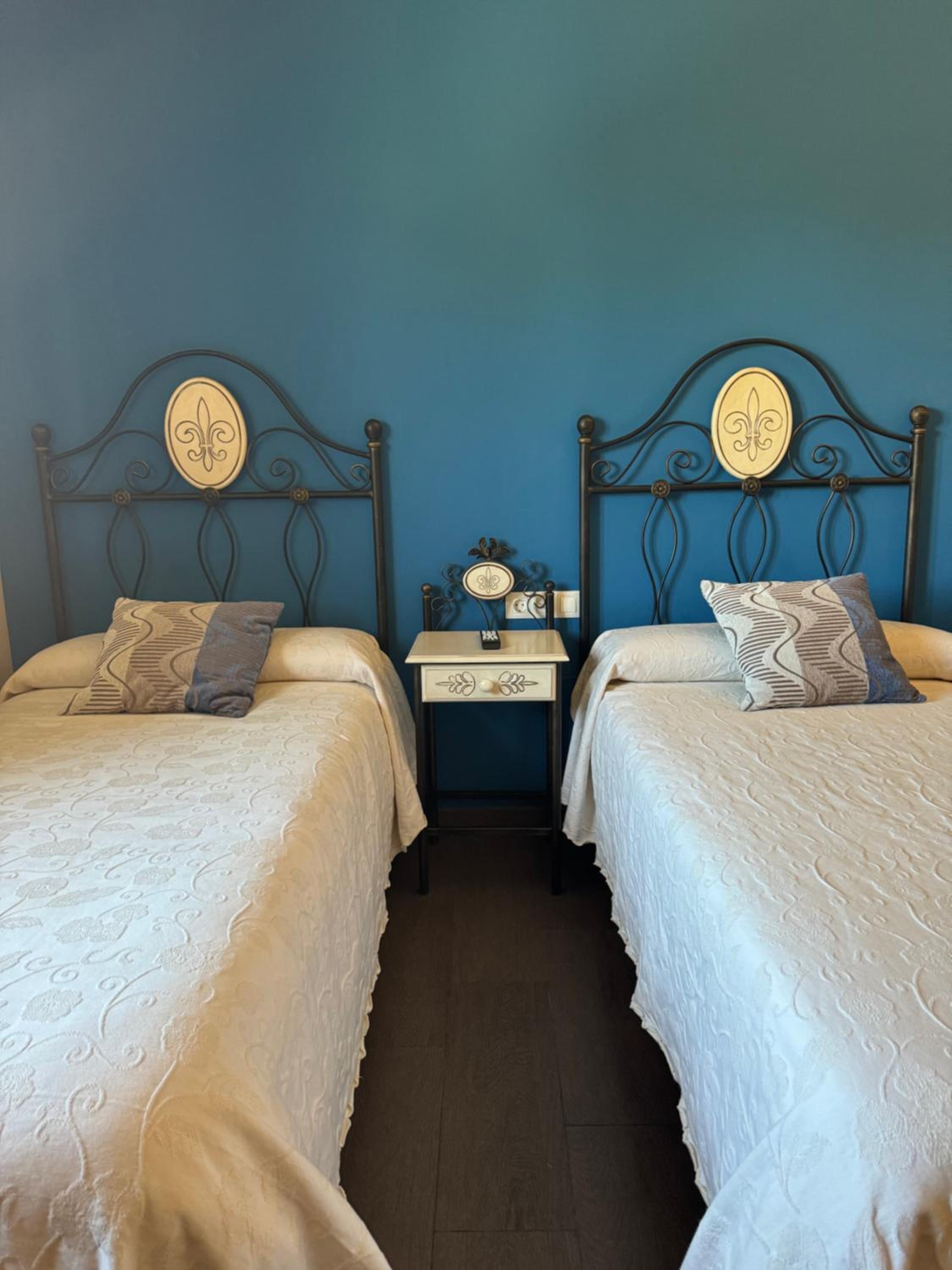 Twin Room with Private Bathroom photo 2
