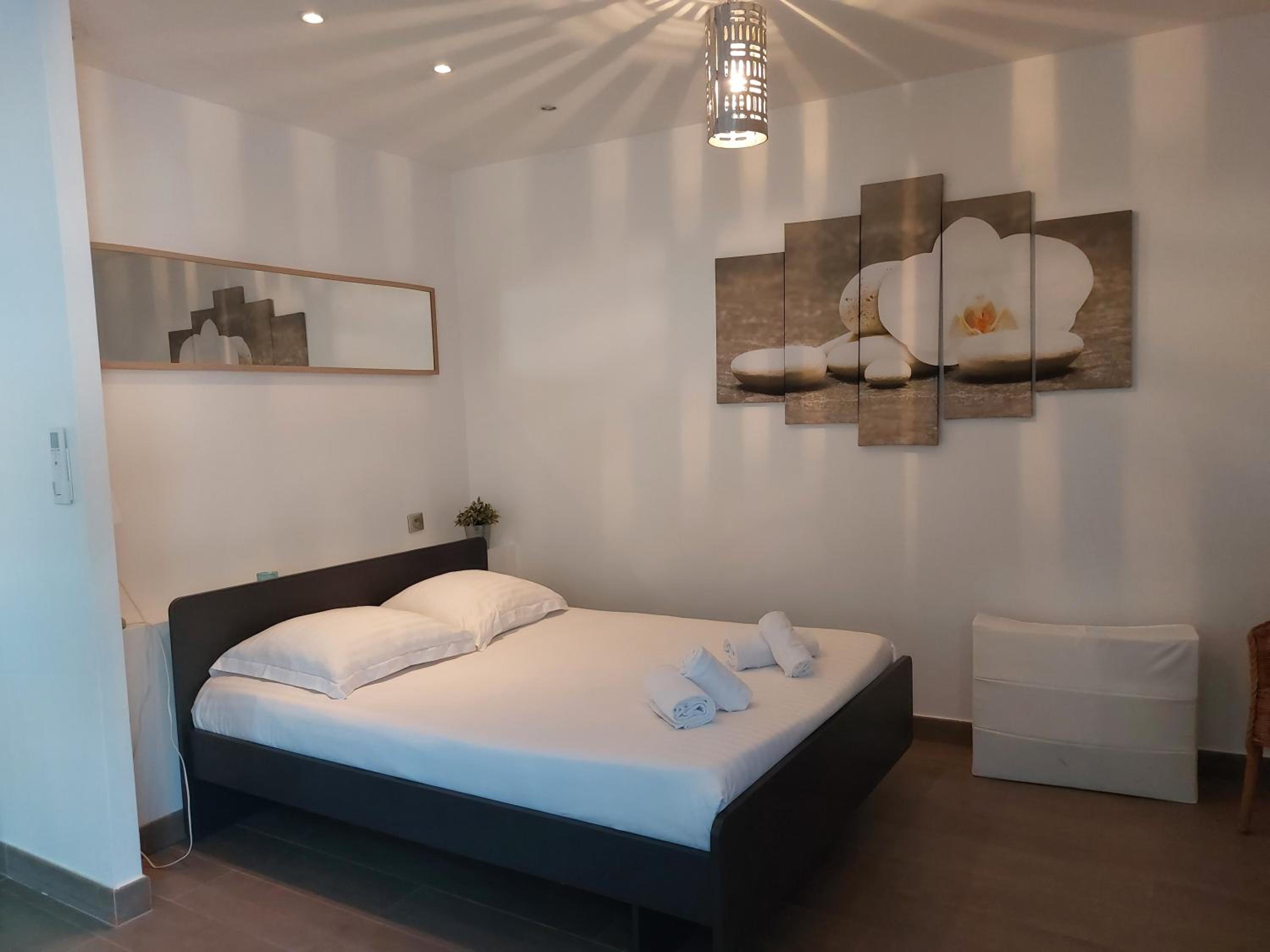 Three-Bedroom Apartment with Terrace (8 Adults) N°6