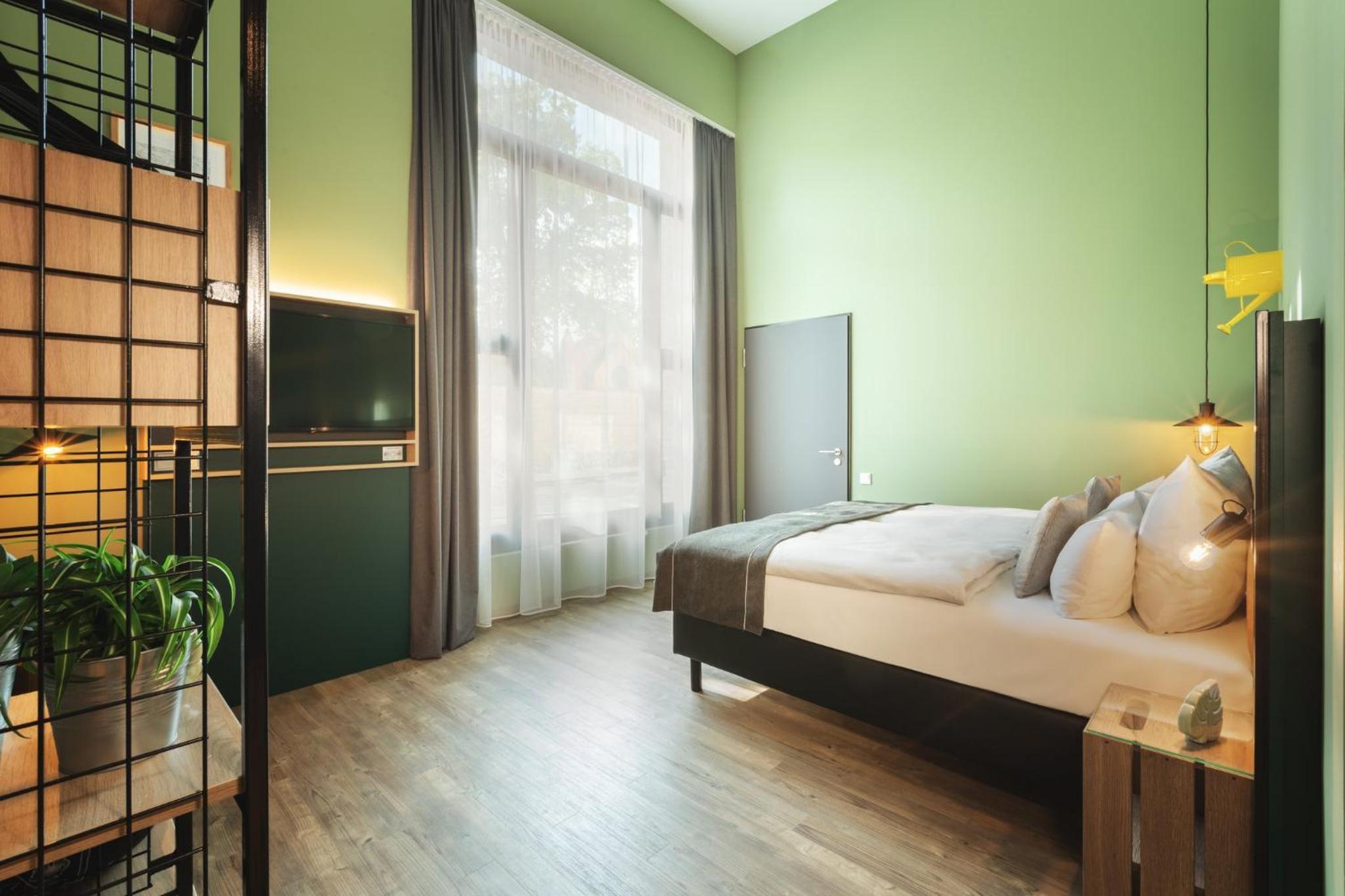 Standard Queen Room - Photo 6