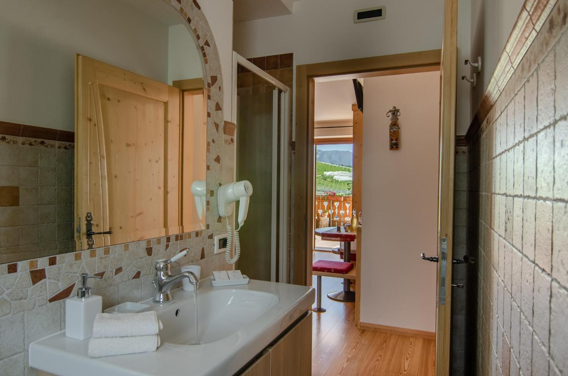 Family Room with Private Bathroom photo 2