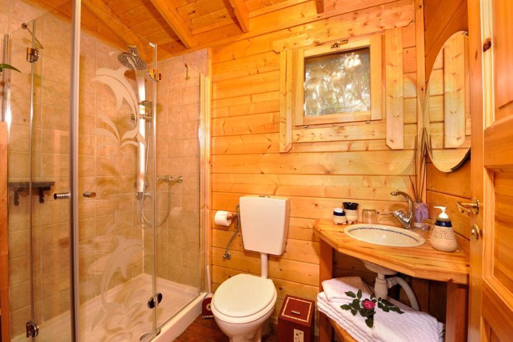 Chalet with Spa Bath photo 2