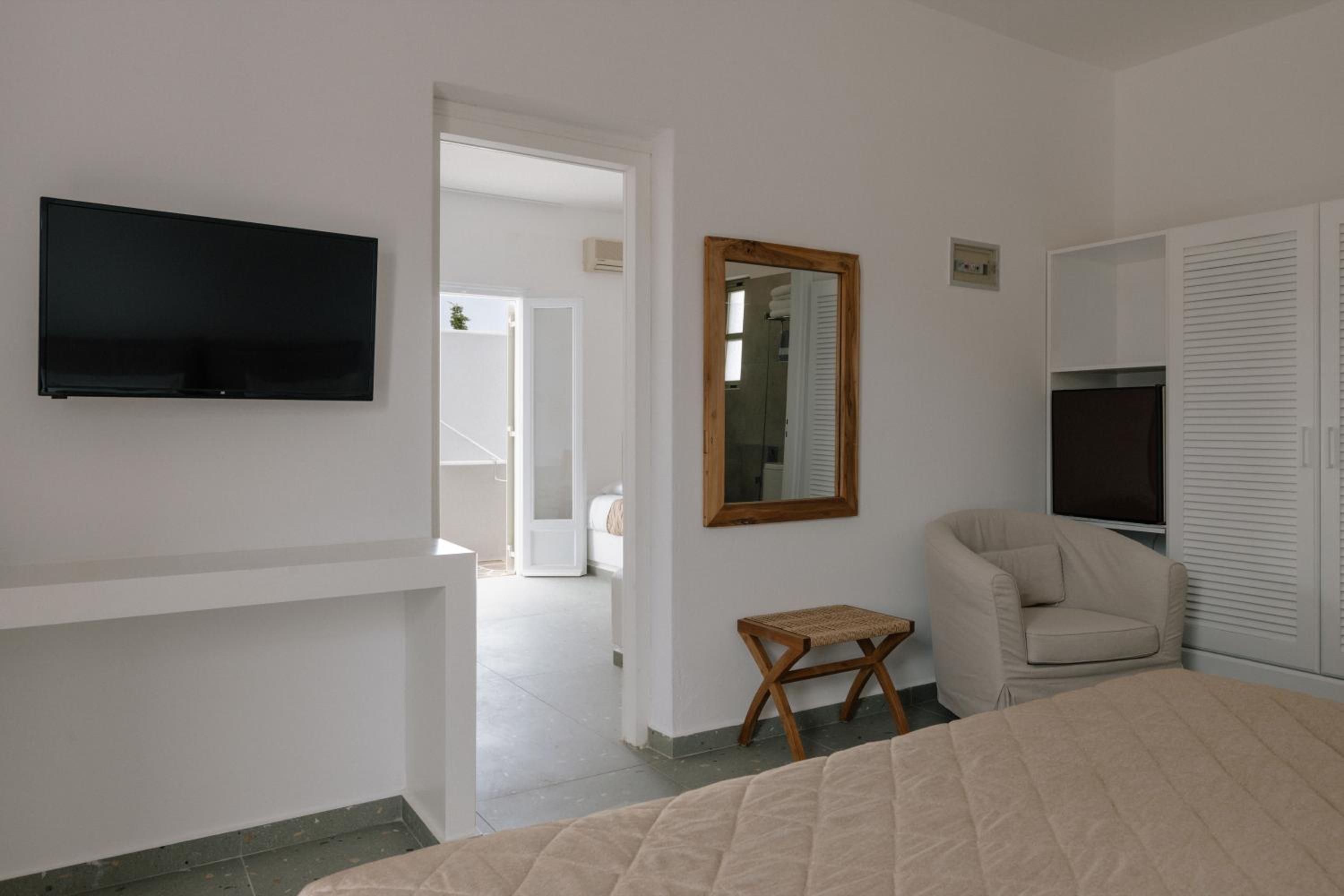 Two-Bedroom Family Room Garden View - Photo 3
