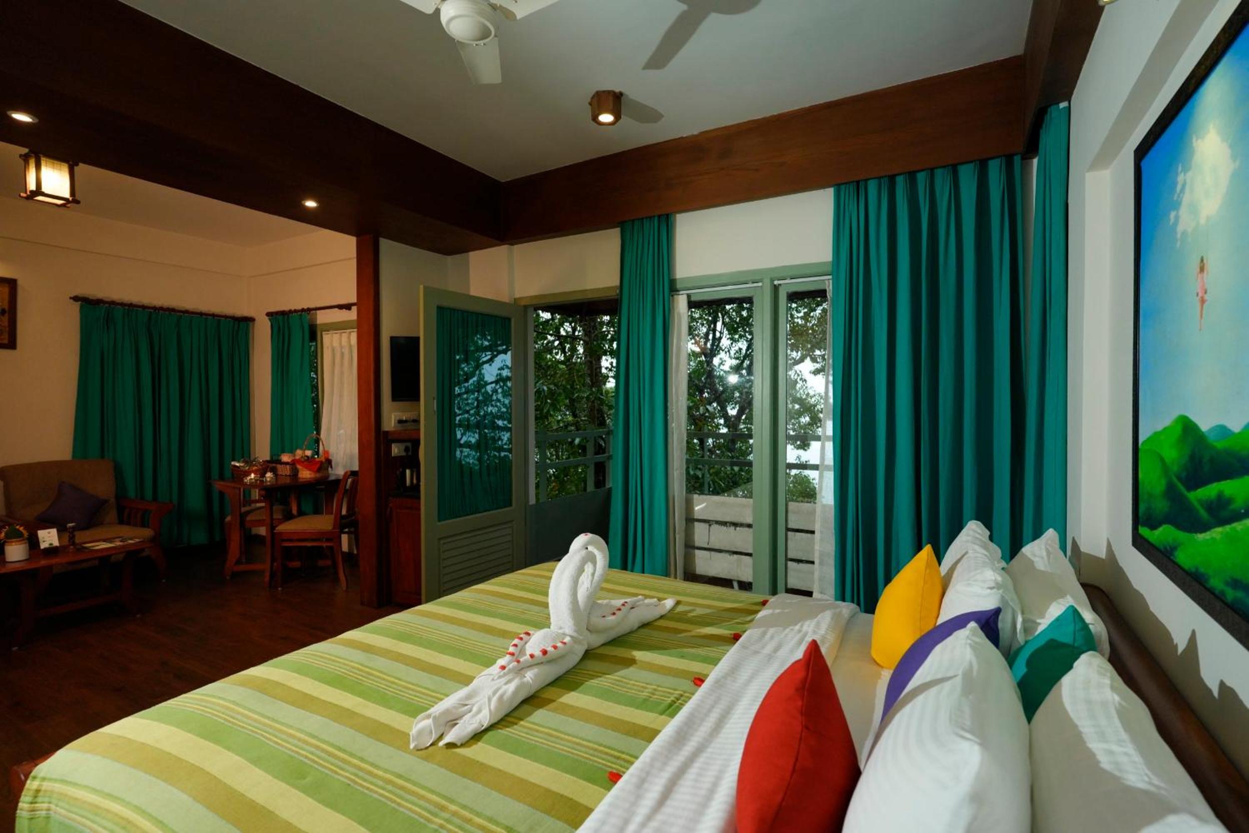 Valley facing suite with bathtub 