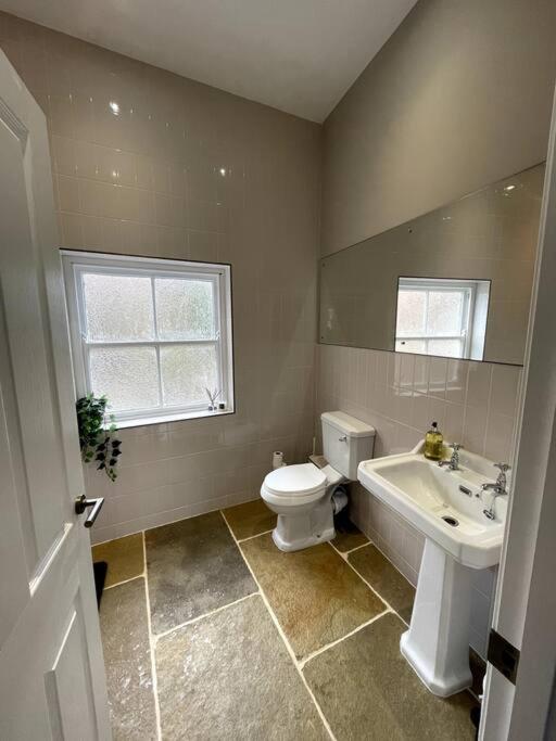 Five-Bedroom House photo 2
