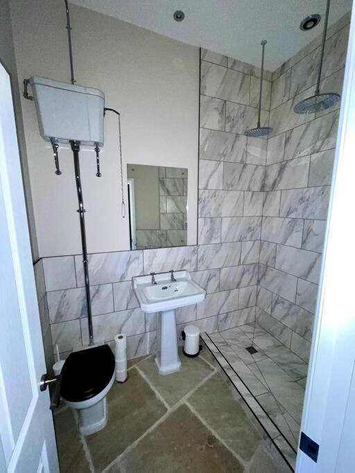 Five-Bedroom House photo 3