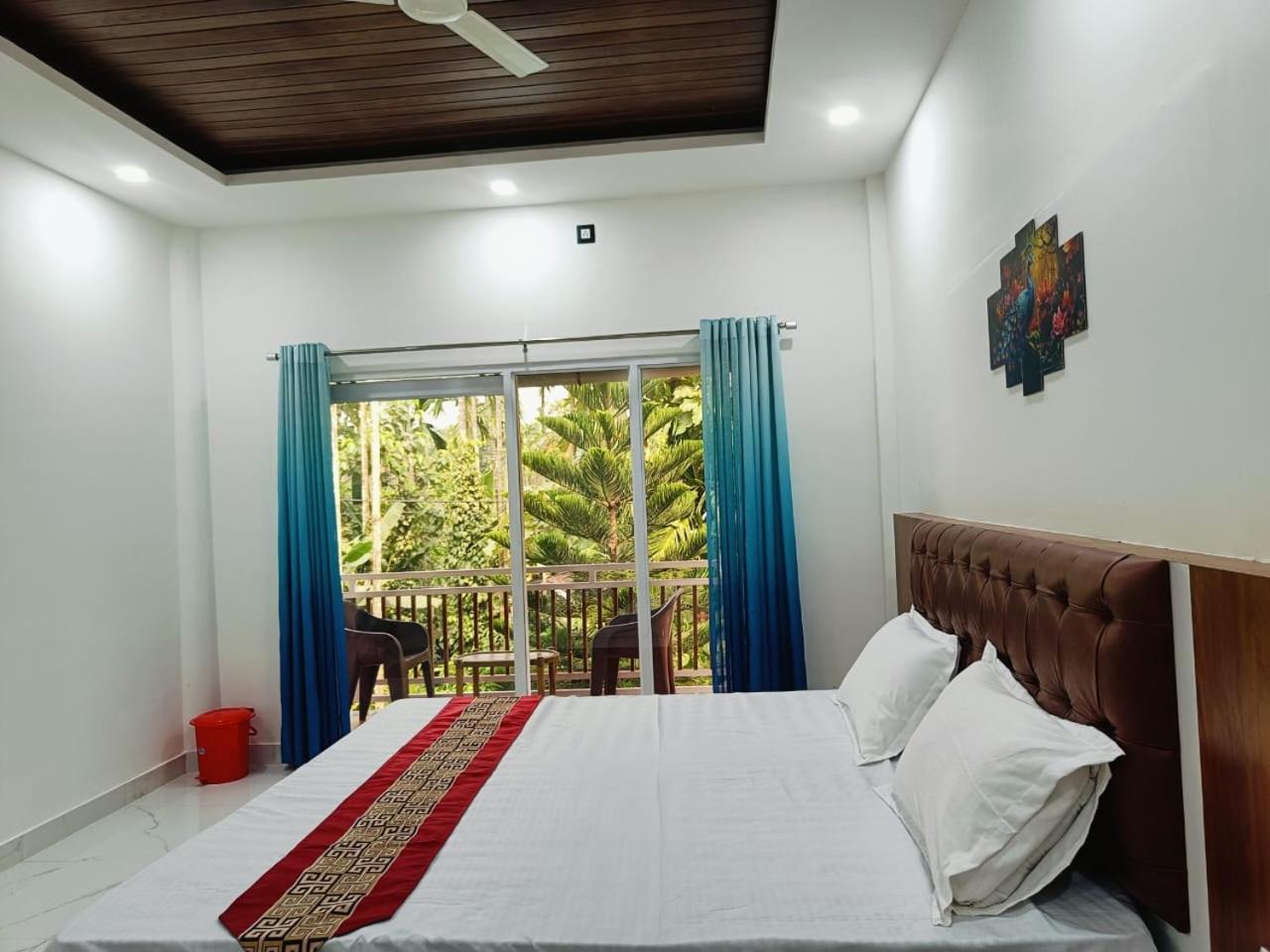 Deluxe Room (2 Adults + 1 Child) photo 2