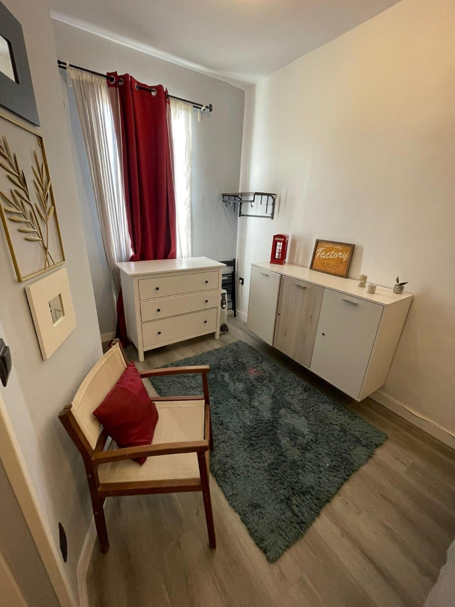One-Bedroom Apartment photo 2