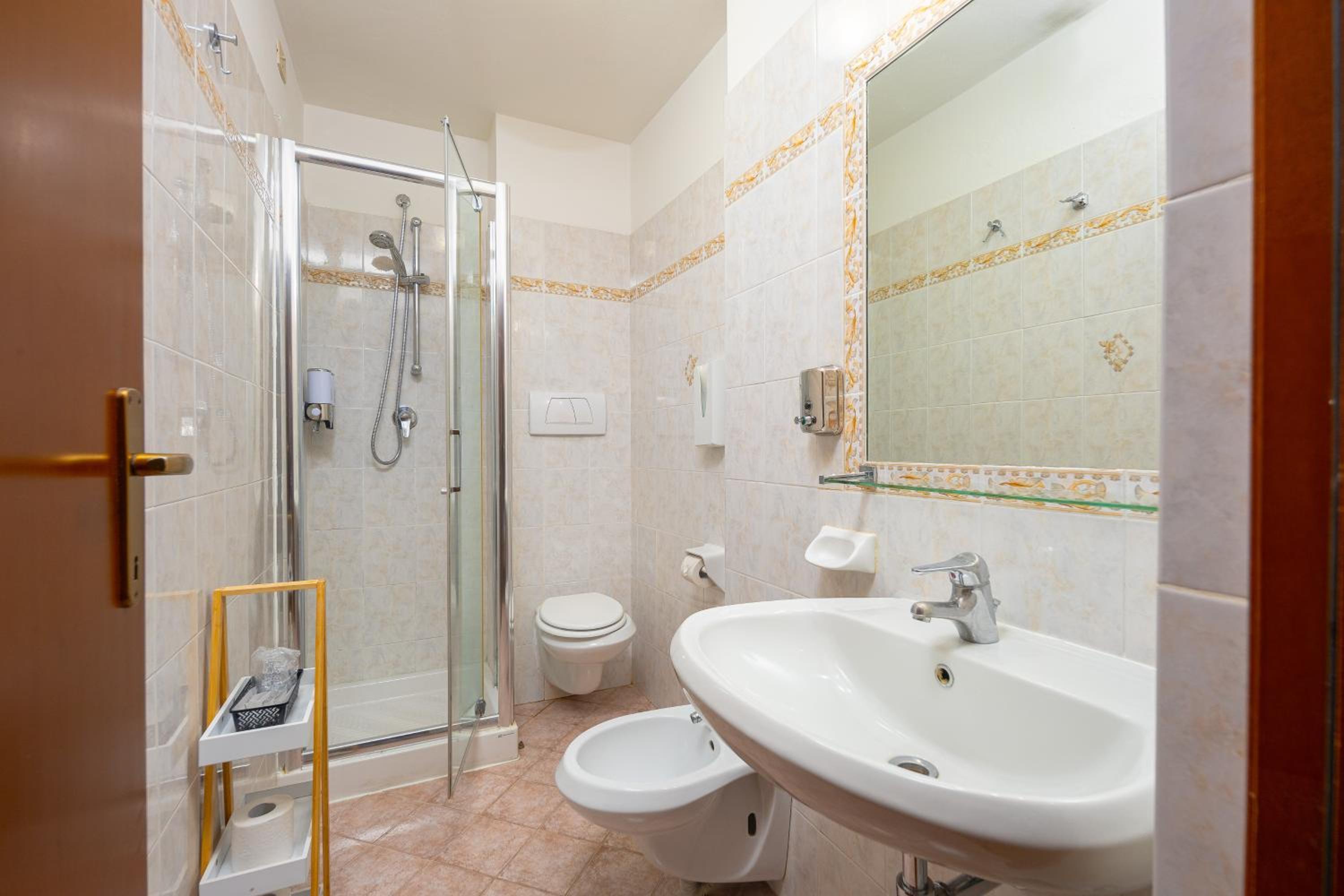 Double or Twin Room thumbnail 5