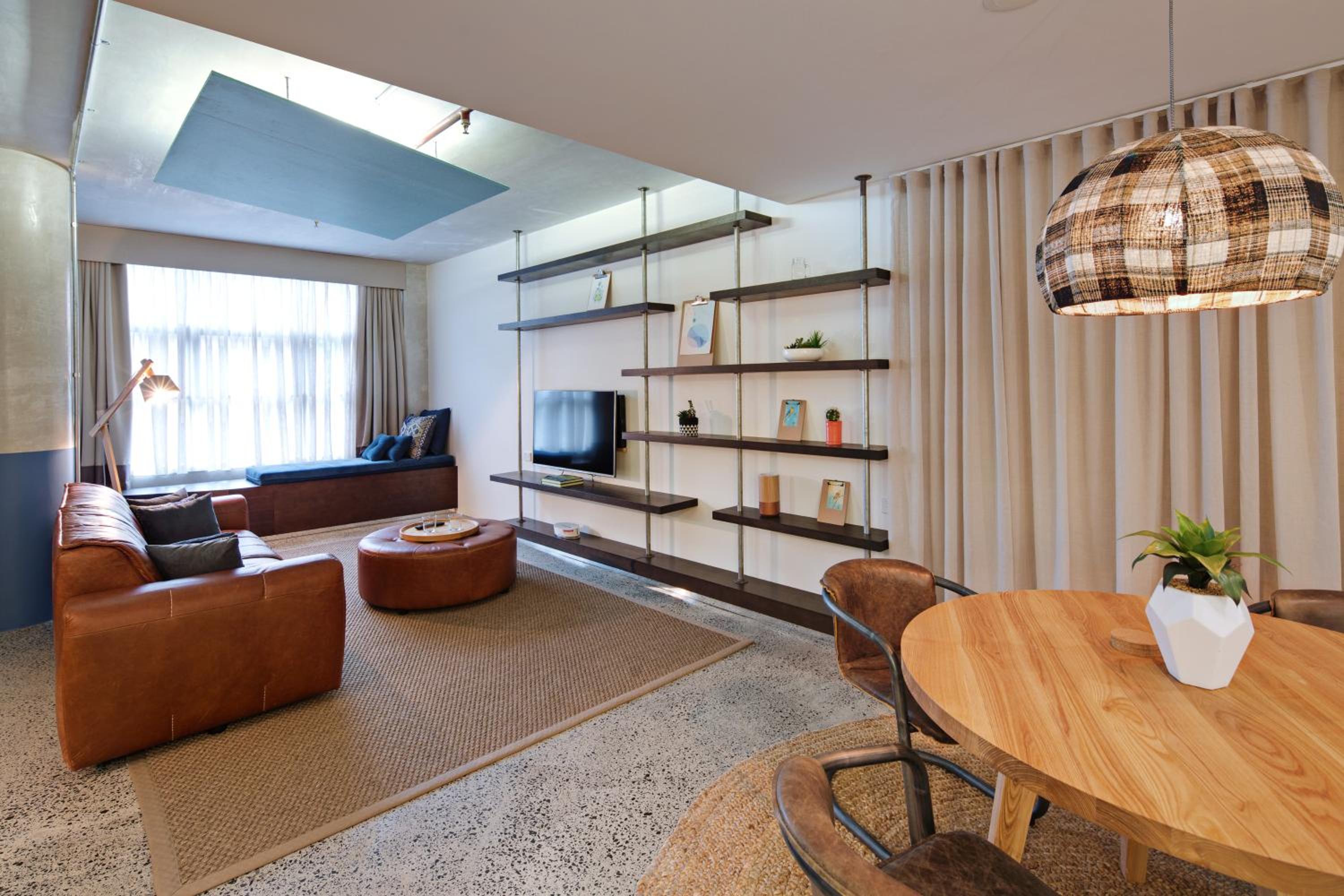 Luxury Suite thumbnail 6