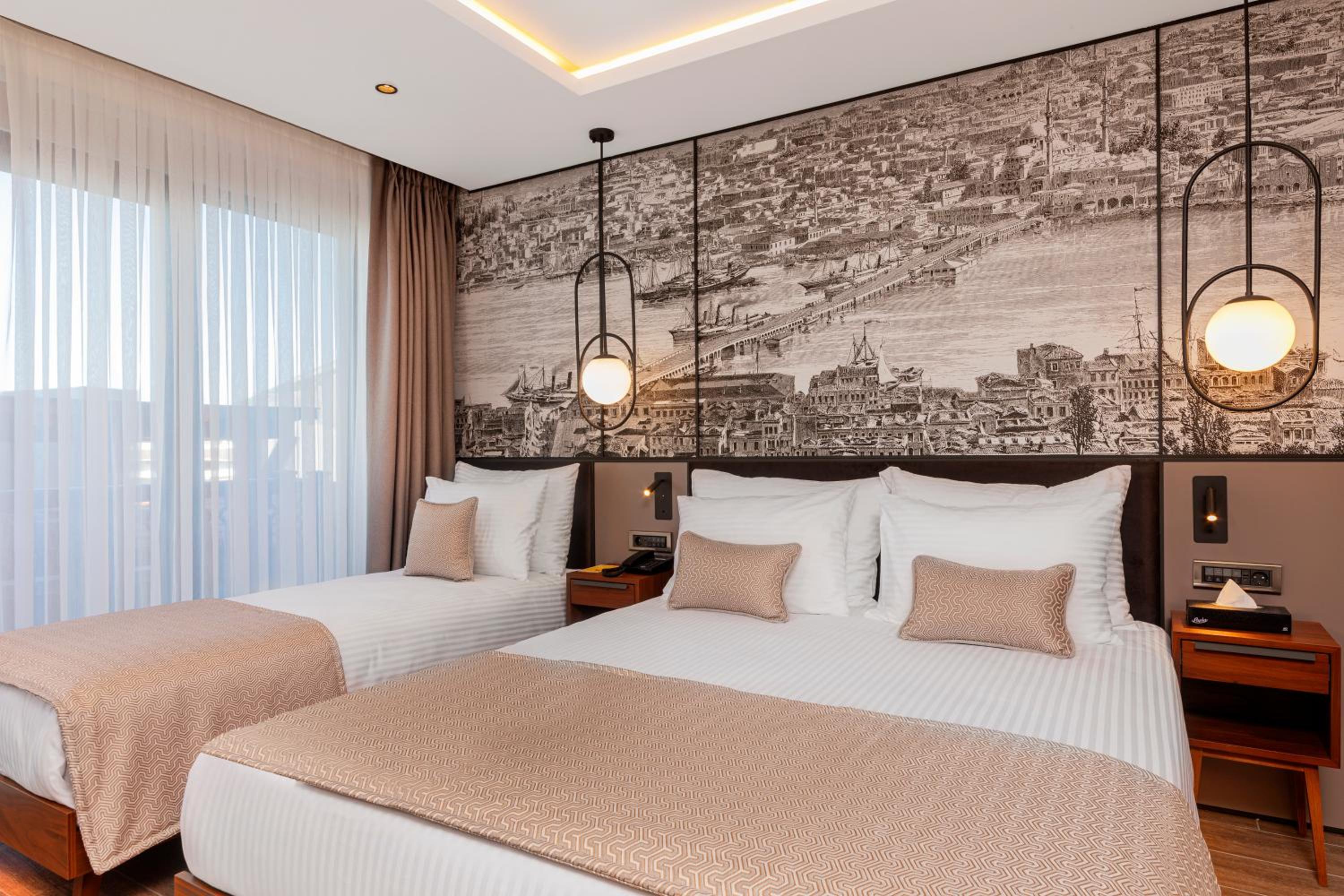 Superior Room with One Queen Bed and One Single Bed thumbnail 5